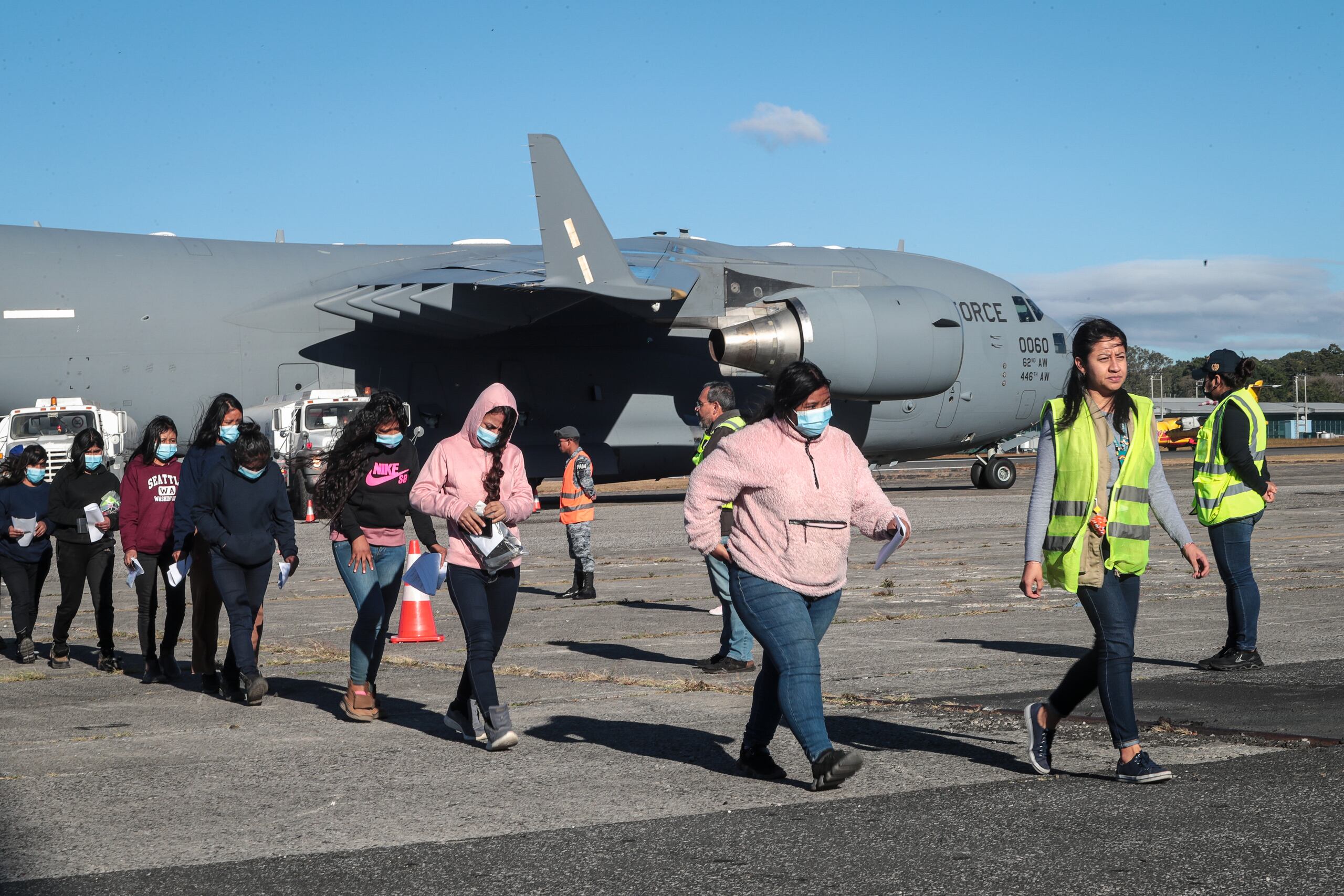 Migrantes guatemaltecos deportados caminan por la pista de la Base Aérea de Guatemala en Ciudad de Guatemala, Guatemala. (EFE/ STR/ARCHIVO)