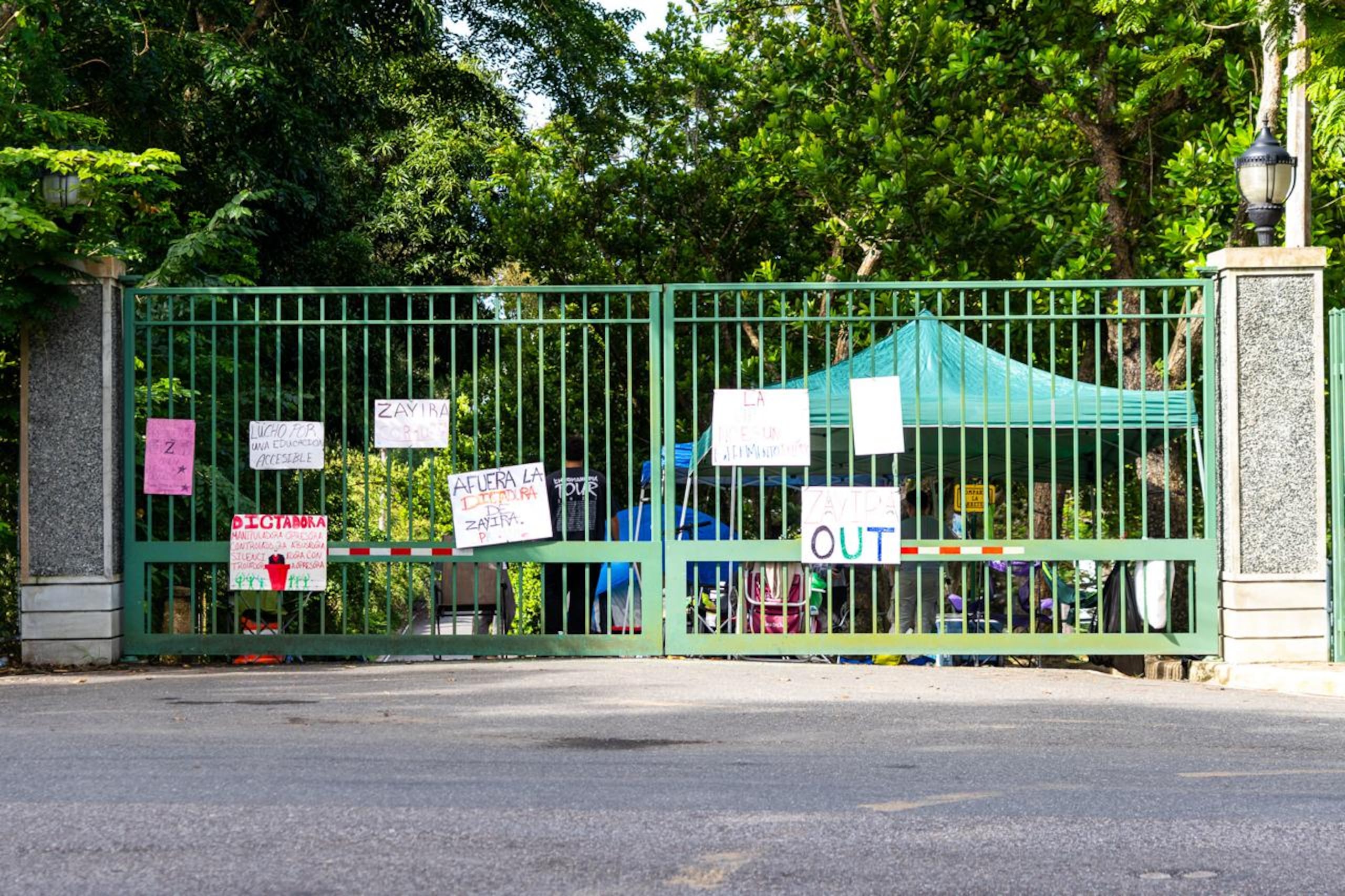 Estudiantes del Recinto Universitario de Mayagüez de la Universidad de Puerto Rico (UPR) decretaron una manifestación indefinida sujeta a una serie de reclamos; entre ellos, la renuncia de la presidenta universitaria, Zayira Jordán Conde, y del rector interino mayagüezano, Miguel Muñoz Muñoz.