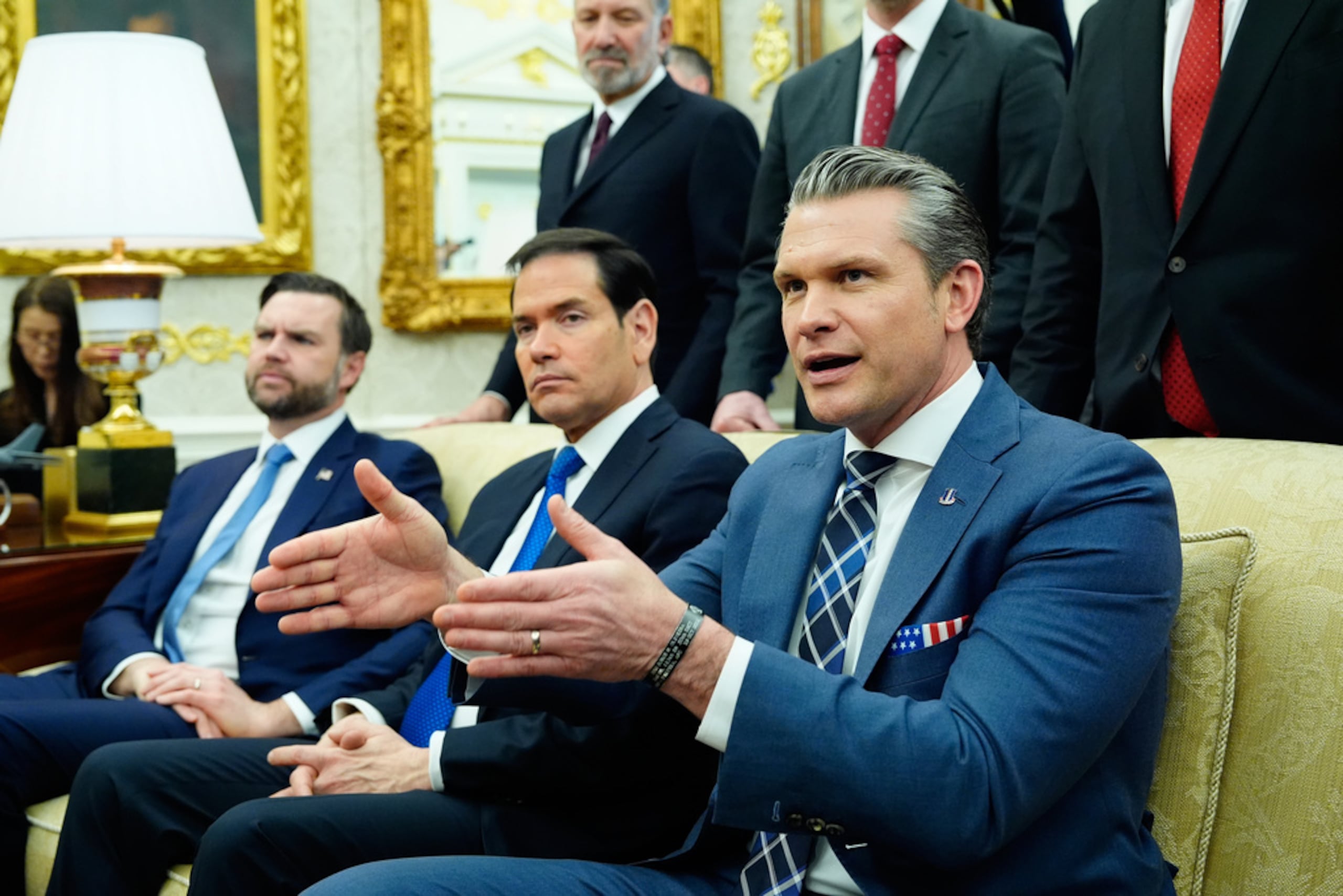 El secretario de Guerra, Pete Hegseth, a la derecha, junto a los sentados de izquierda a derecha, el vicepresidente JD Vance y el secretario de Estado, Marco Rubio, habla durante una reunión con el presidente Donald Trump y la primera ministra de Japón, Sanae Takaichi, en la Oficina Oval de la Casa Blanca, el 19 de marzo de 2026, en Washington D.C.