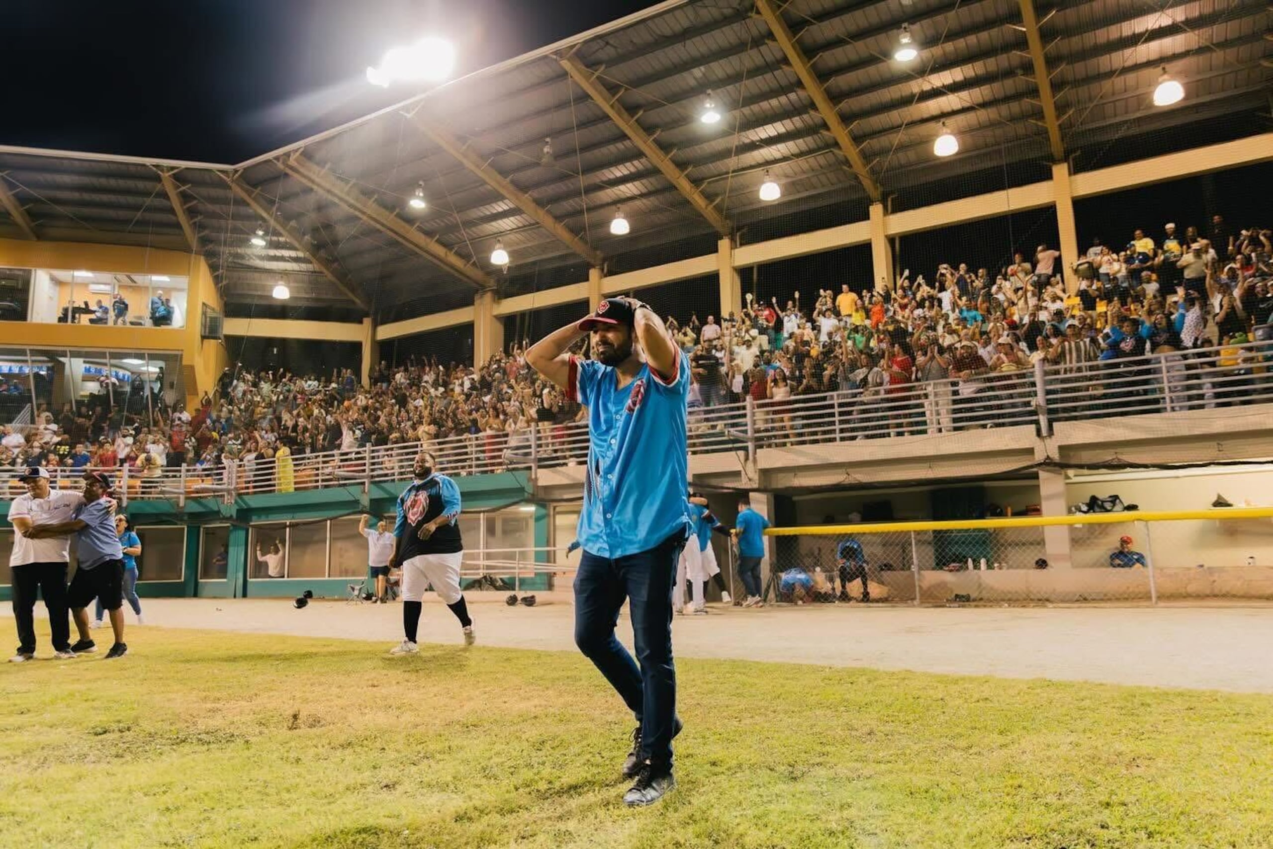 El apoderado de Patillas, Emmanuelli Algarín, en llanto tras su primer campeonato de sección.