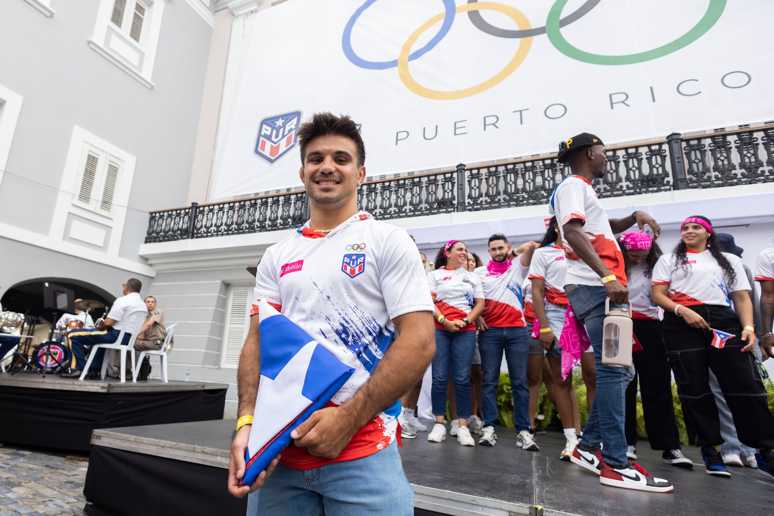 Sebastián Rivera posa con la bandera tras el abanderamiento.