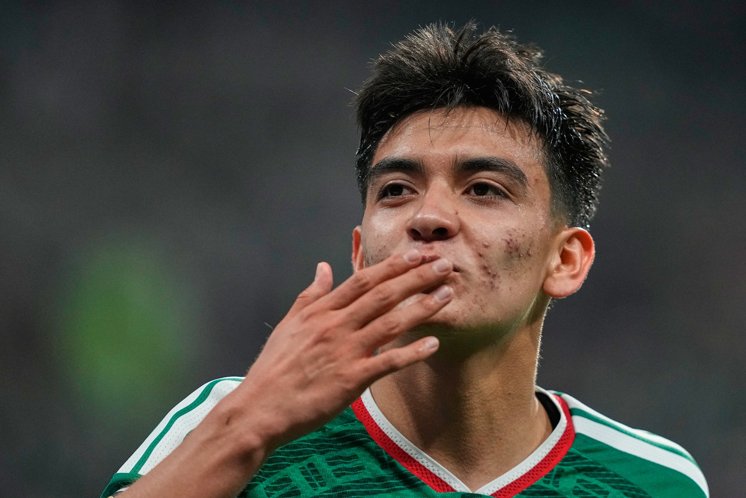 Gilberto Mora, de México, se despide de los aficionados tras el partido contra Ecuador en el Mundial.