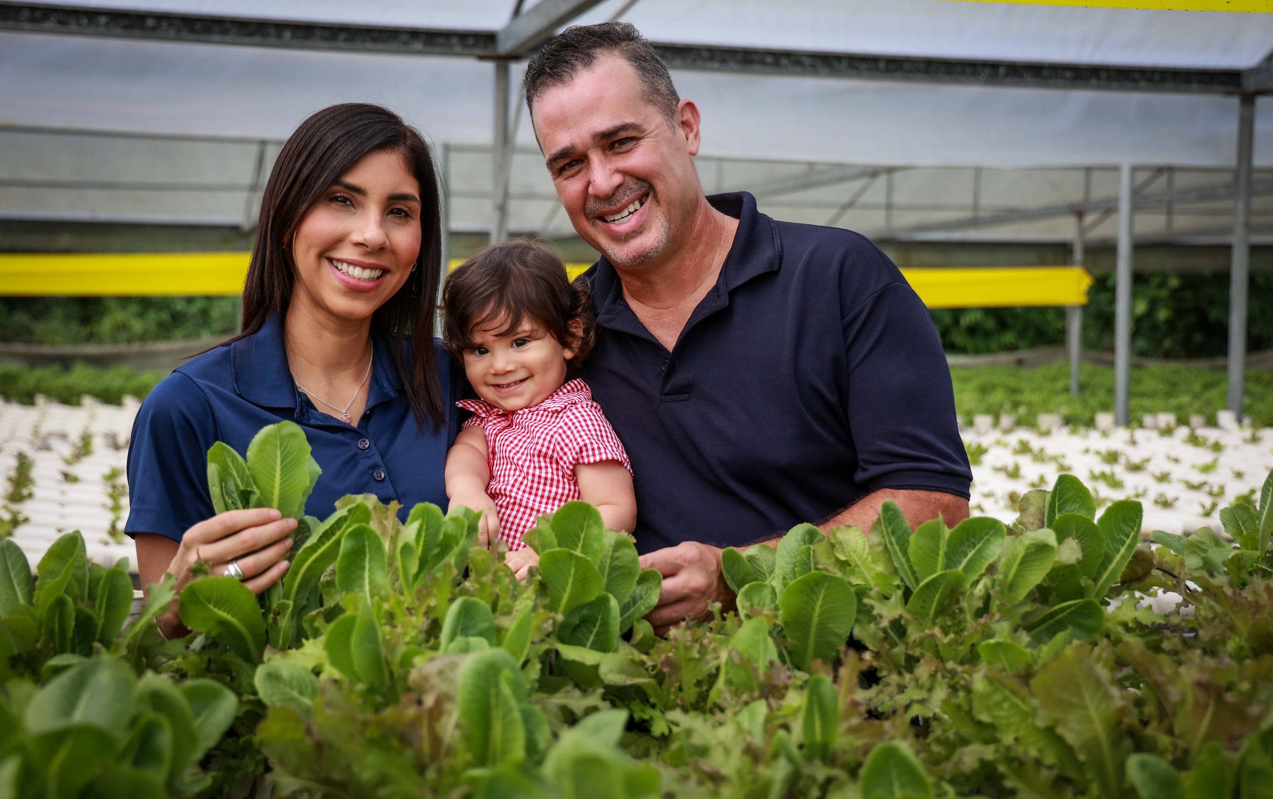 En la foto, los propietarios Yarileen Álamo y Milton A. Seda y su hijo Fabián