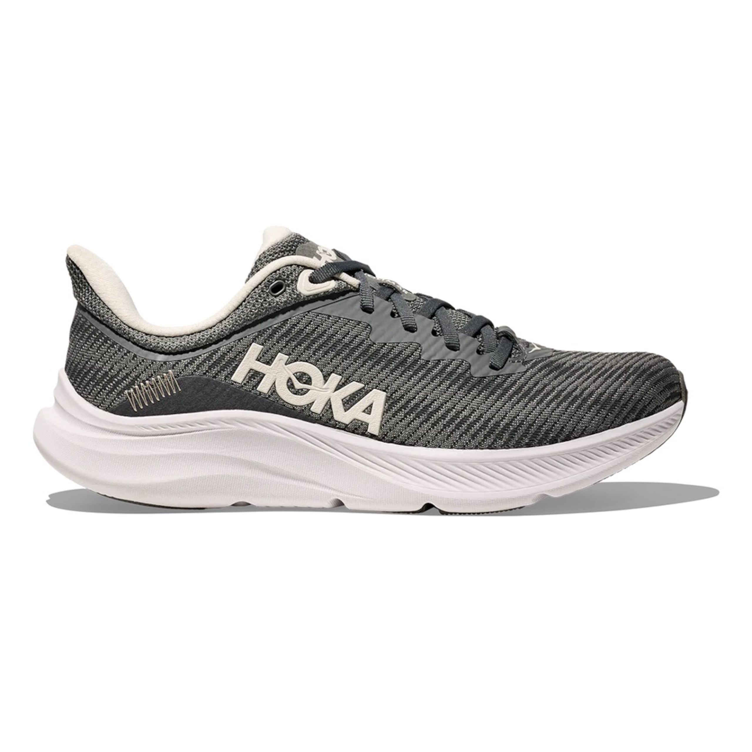 Regala comodidad: Los tenis son un calzado de uso diario, por lo que deben ser cómodos y, a la vez, reflejar un poco de la personalidad de quien los lleva. La marca Hoka es muy popular en este momento, y Fit2Run —con varias tiendas en la isla— tiene una variedad de estilos y colores, como este Solimar Asteroid gris.