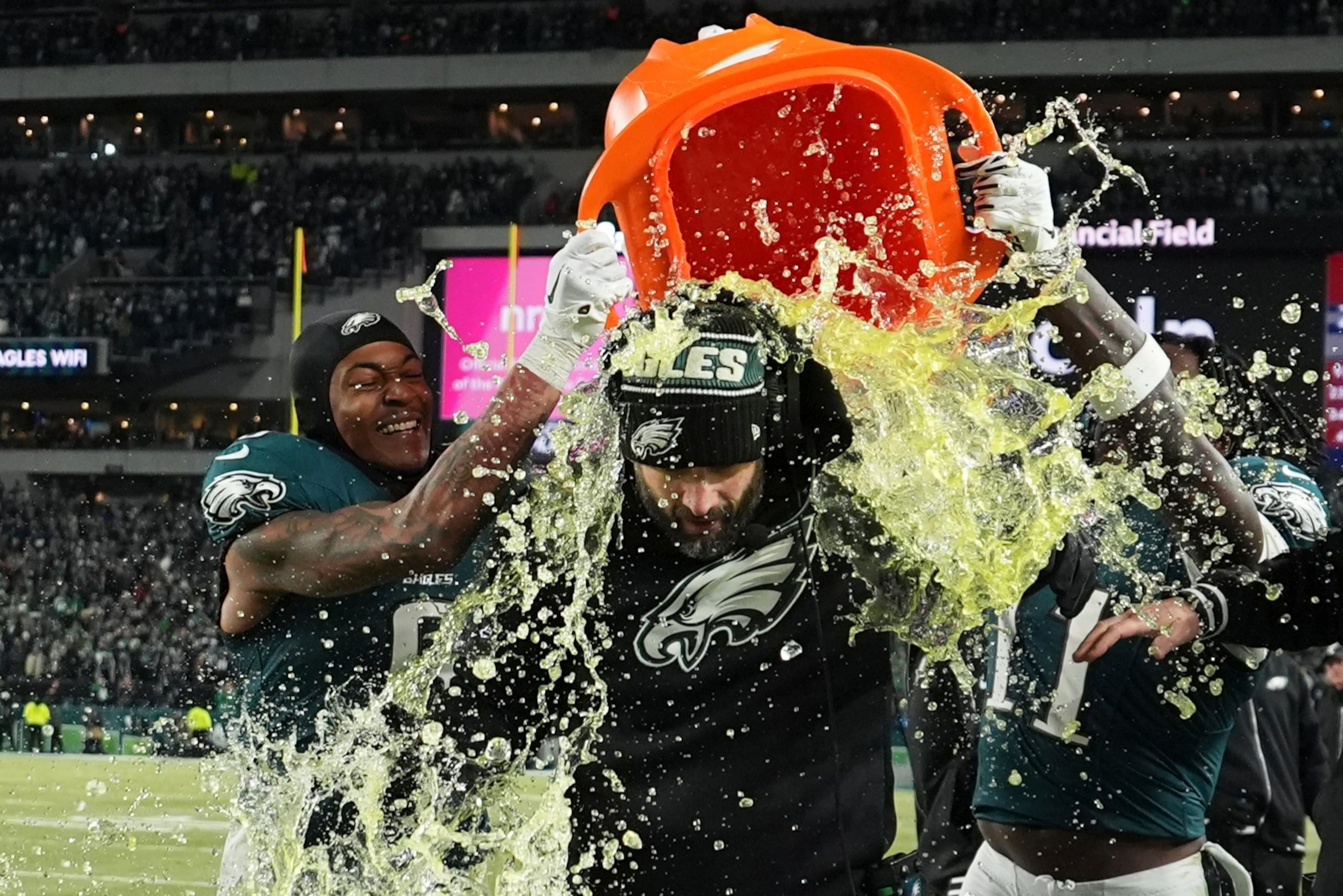 El entrenador de los Eagles de Filadelfia Nick Sirianni recibe un baño en los últimos segundos de la victoria ante los Commanders de Washington en la final de la Conferencia Nacional, el domingo 26 de enero de 2025, en Filadelfia. (AP Foto/Matt Slocum)