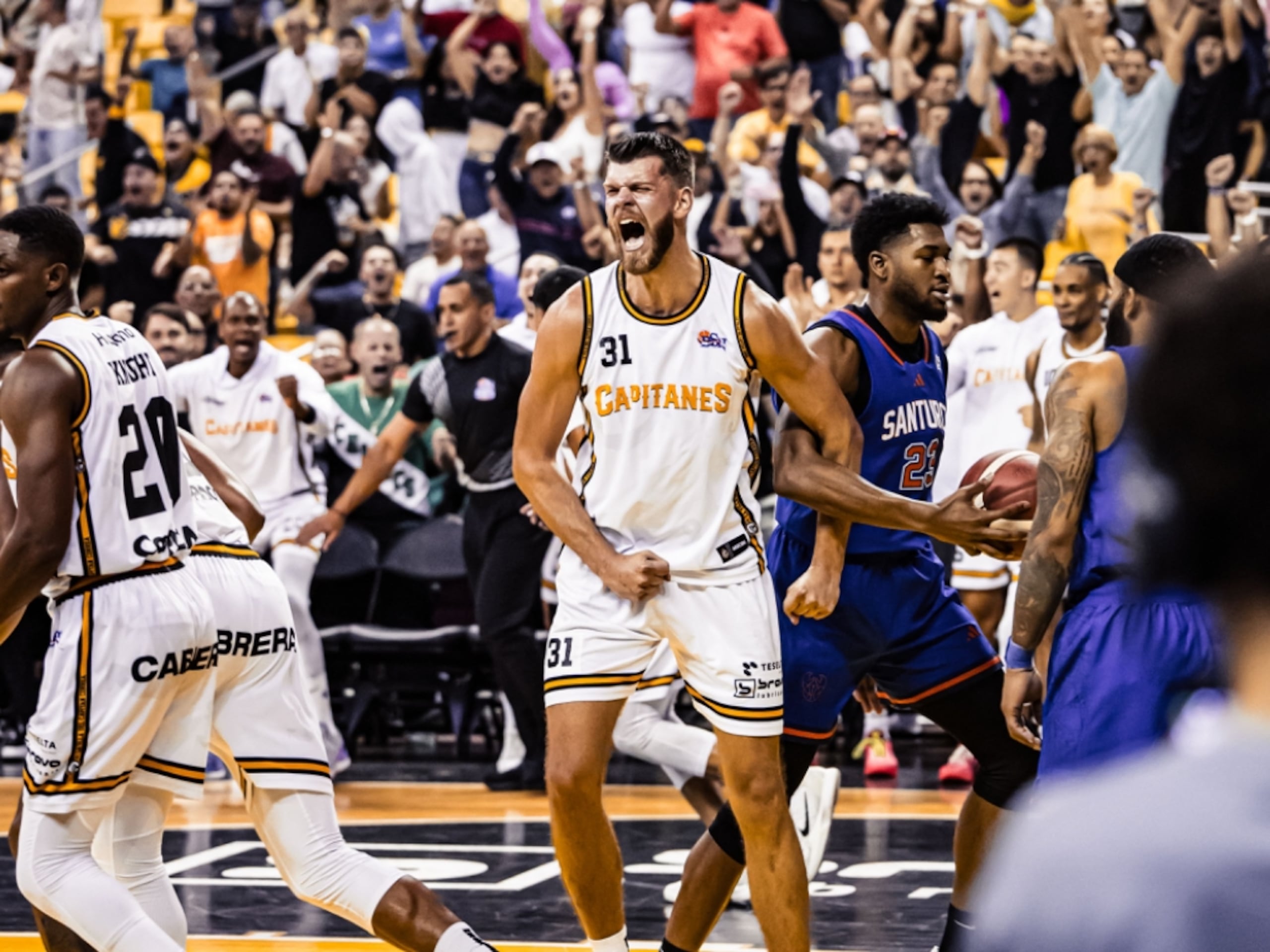 Nicholas Rakocevic reacciona al marcar uno de los puntos importantes en el cuarto final. (Capitanes)