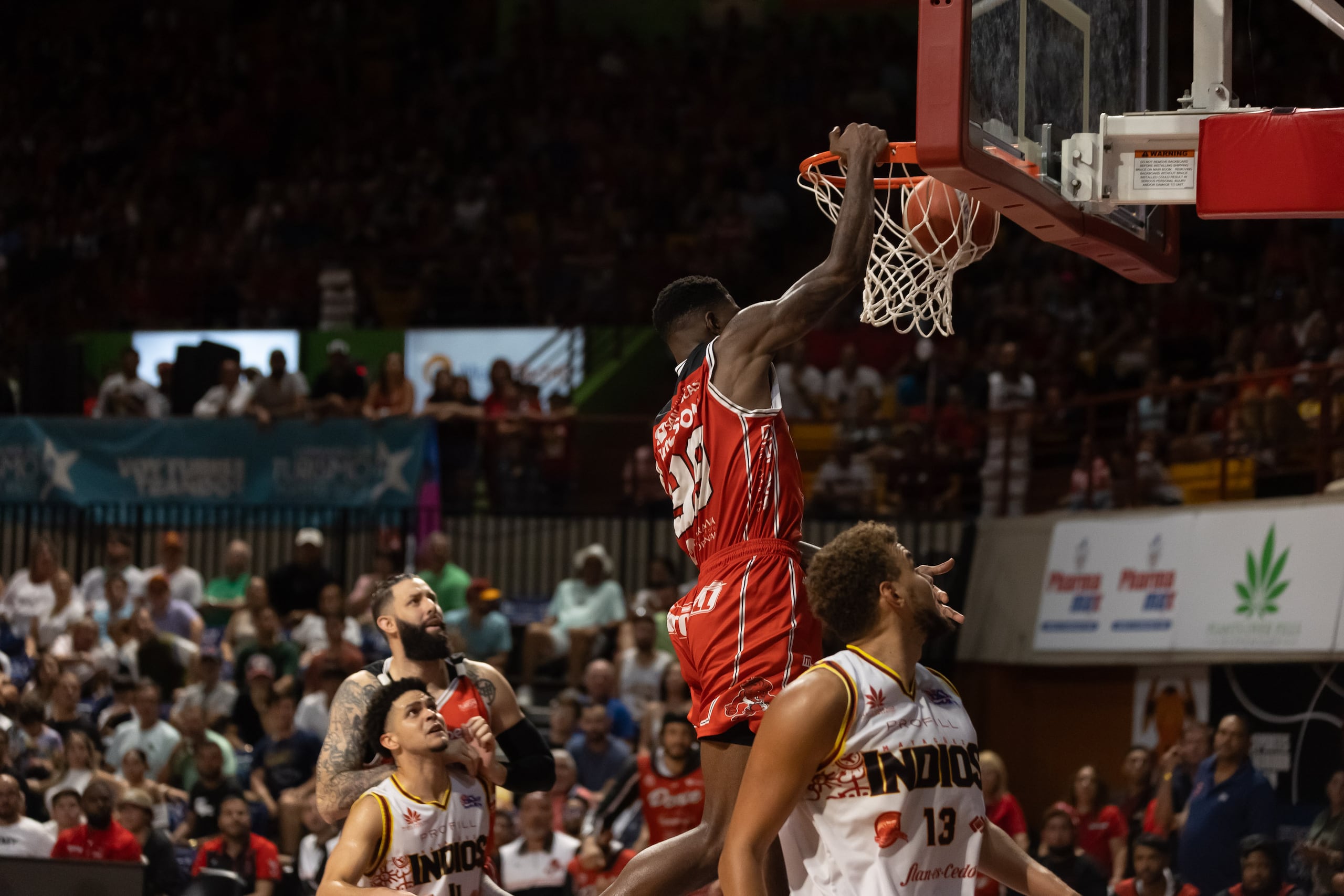 Jamil Wilson donquea en el partido de reto entre los Leones de Ponce y los Indios de Mayagüez.