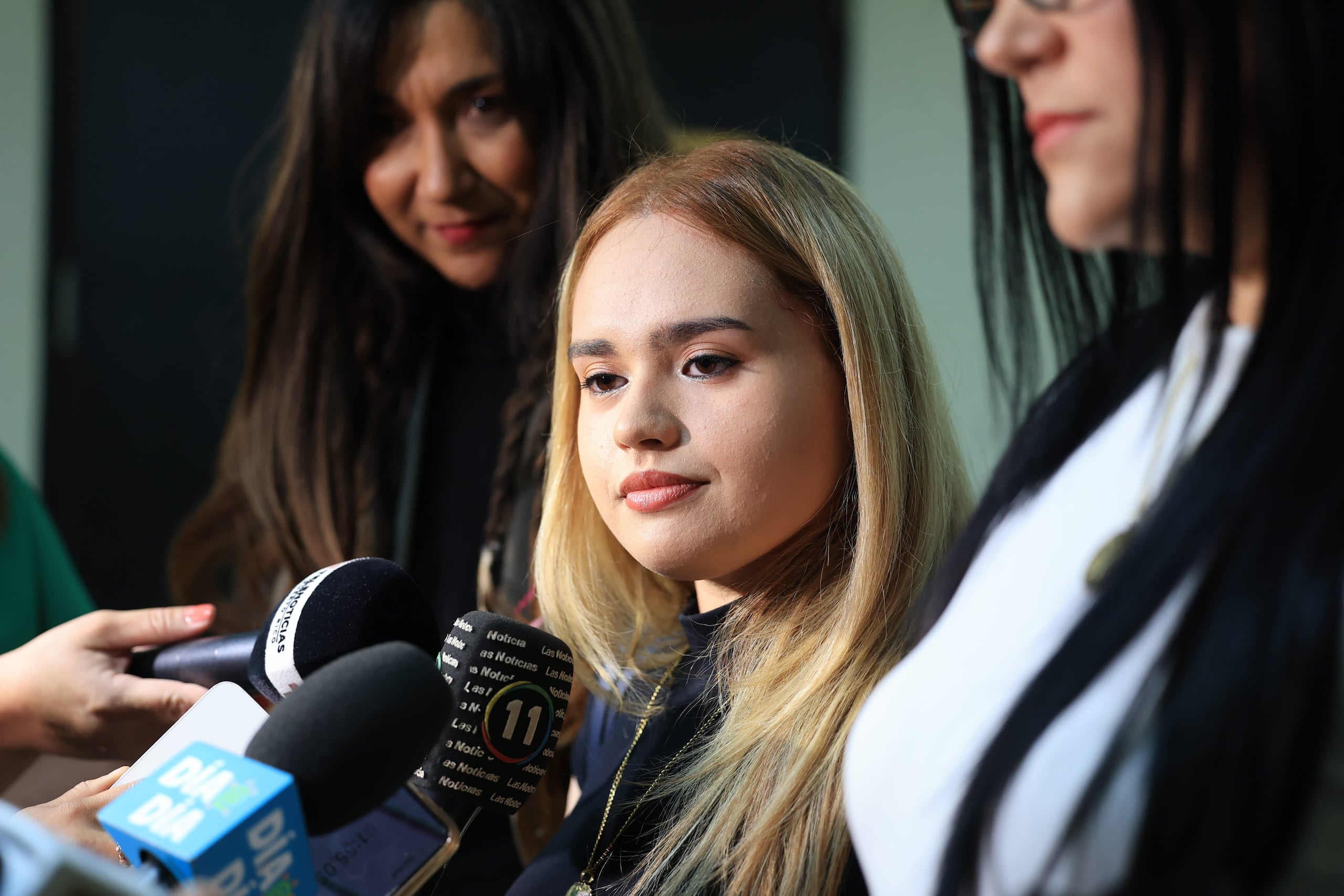 Yareishka Morales Padilla, hija mayor de la empresaria Hilda Padilla, a su salida del tribunal.