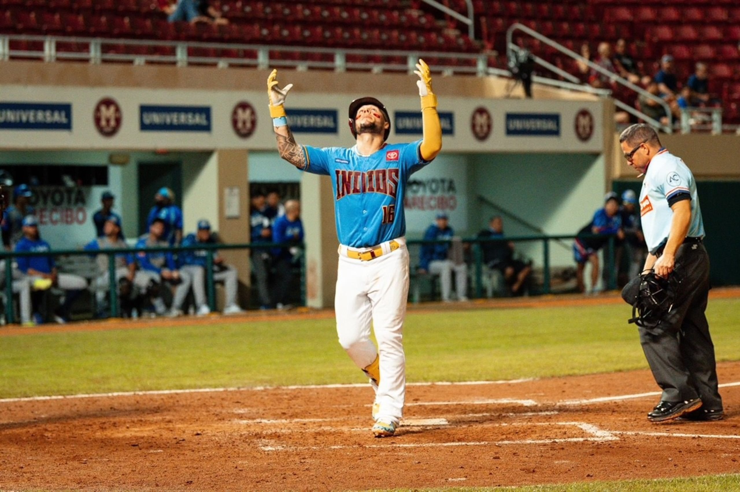 Danny Ortiz, de los Indios de Mayagüez, da gracias luego de pegar un cuadrangular solitario para acercar a los Indios por 3-1 tarde en el partido ante Santurce.