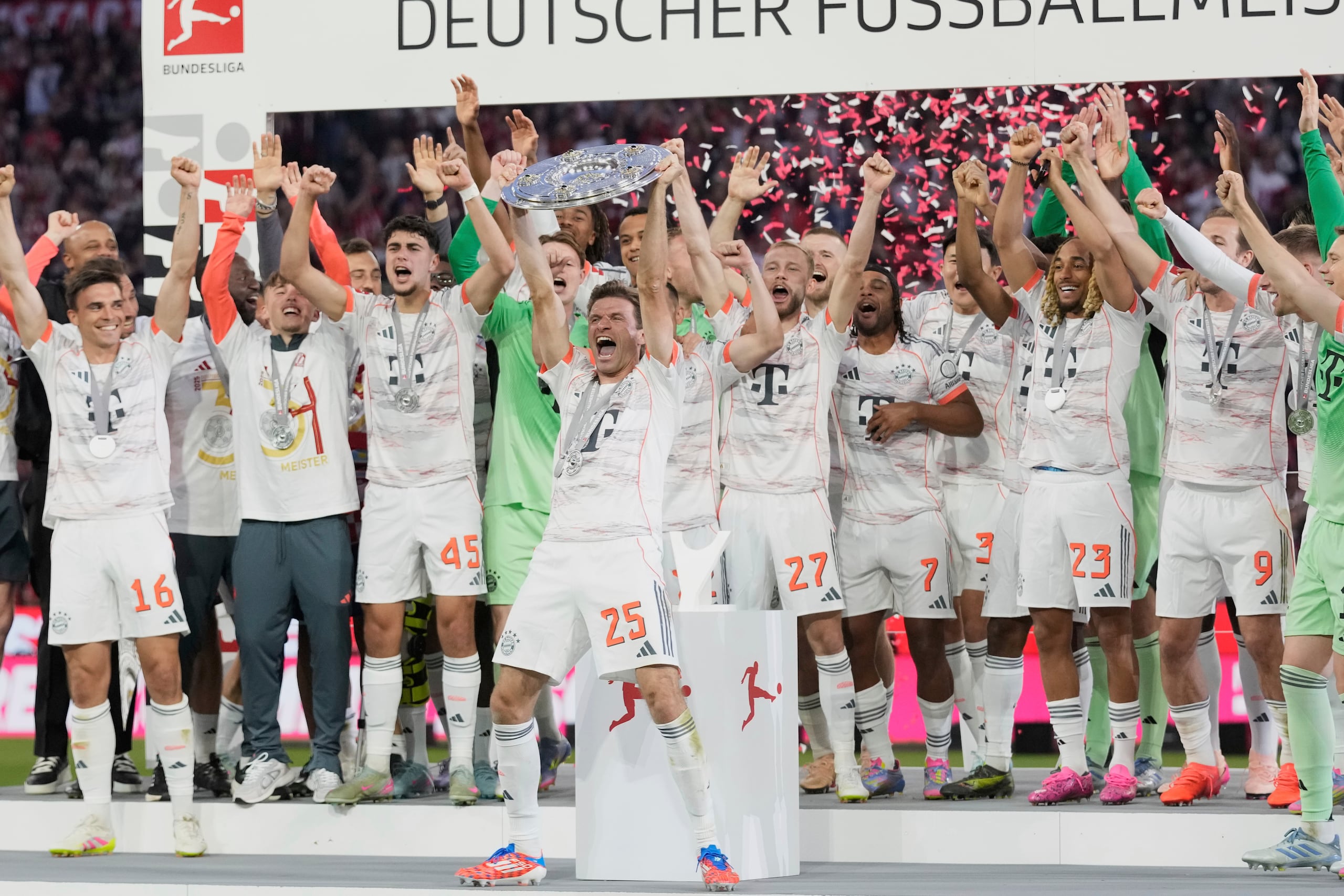 Thomas Müller, del Bayern Múnich, sostiene el trofeo de campeón de la Bundesliga tras el encuentro ante el Borussia Mönchenglabach el sábado 10 de mayo del 2025. (AP Foto/Matthias Schrader)