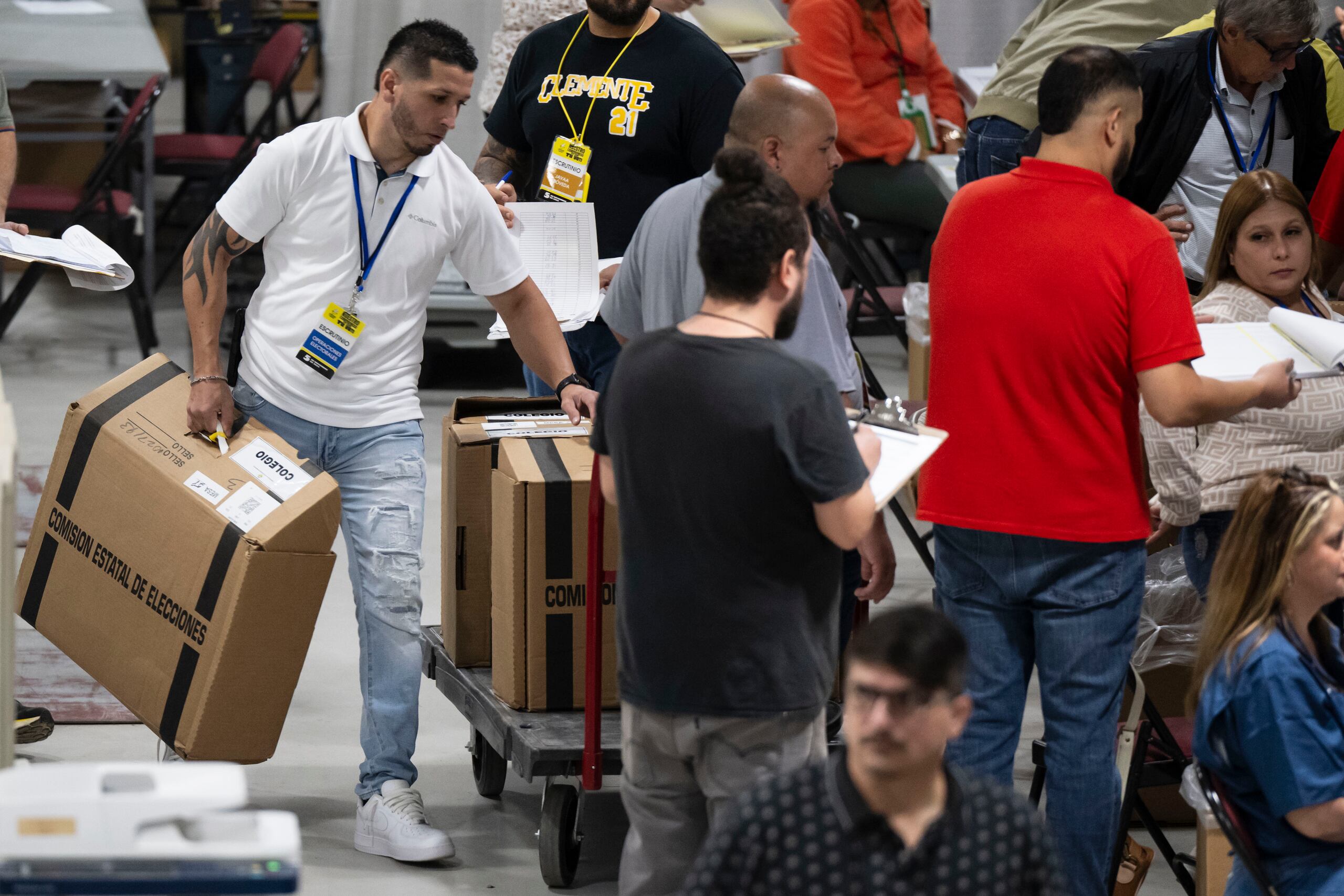 El escrutinio general de los pasados comicios se realiza en el Centro de Operaciones Electorales de la Comisión Estatal de Elecciones (CEE), en Hato Rey.