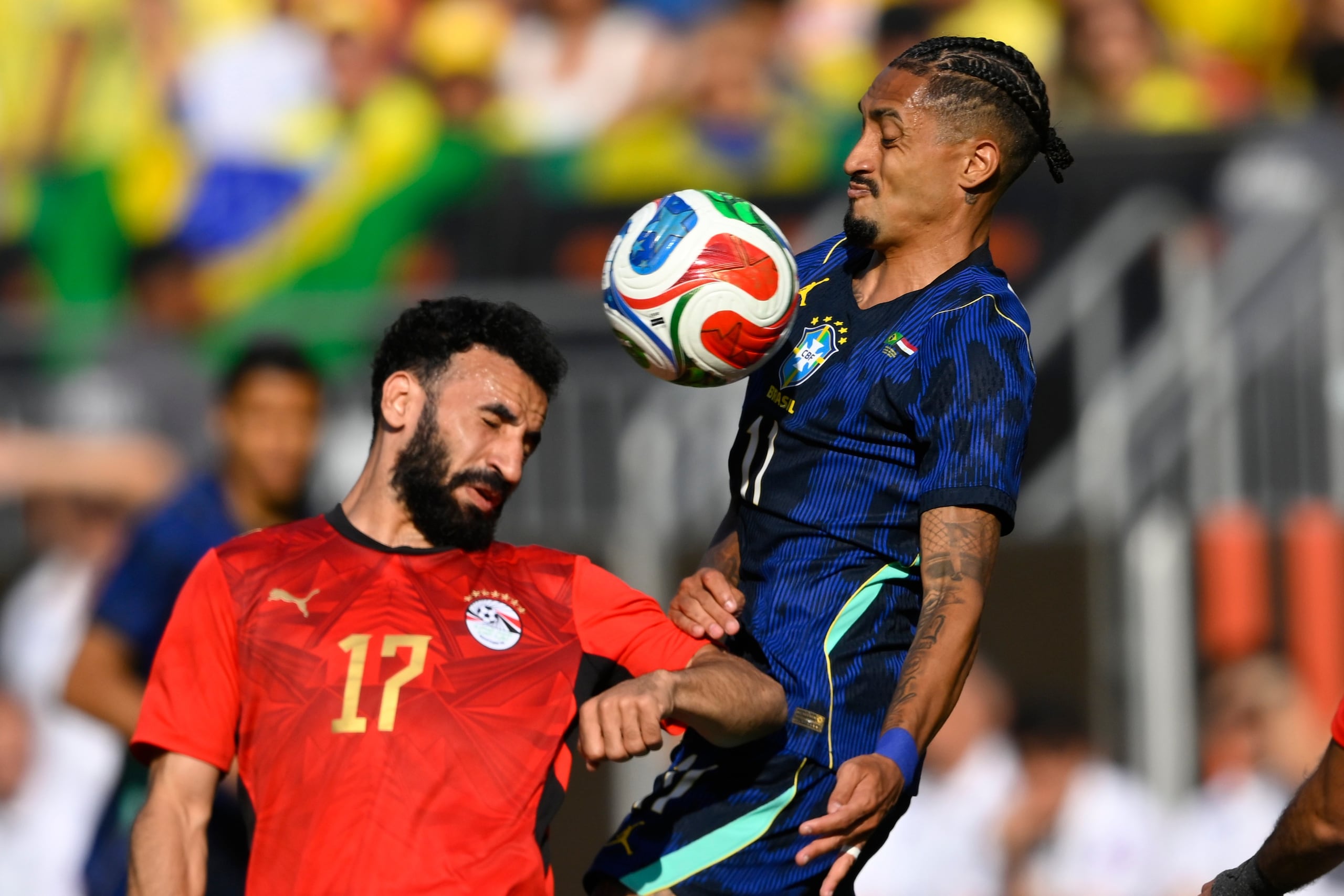 Raphinha, de Brasil, controla el balón ante Mohanad Lasheen, de Egipto.