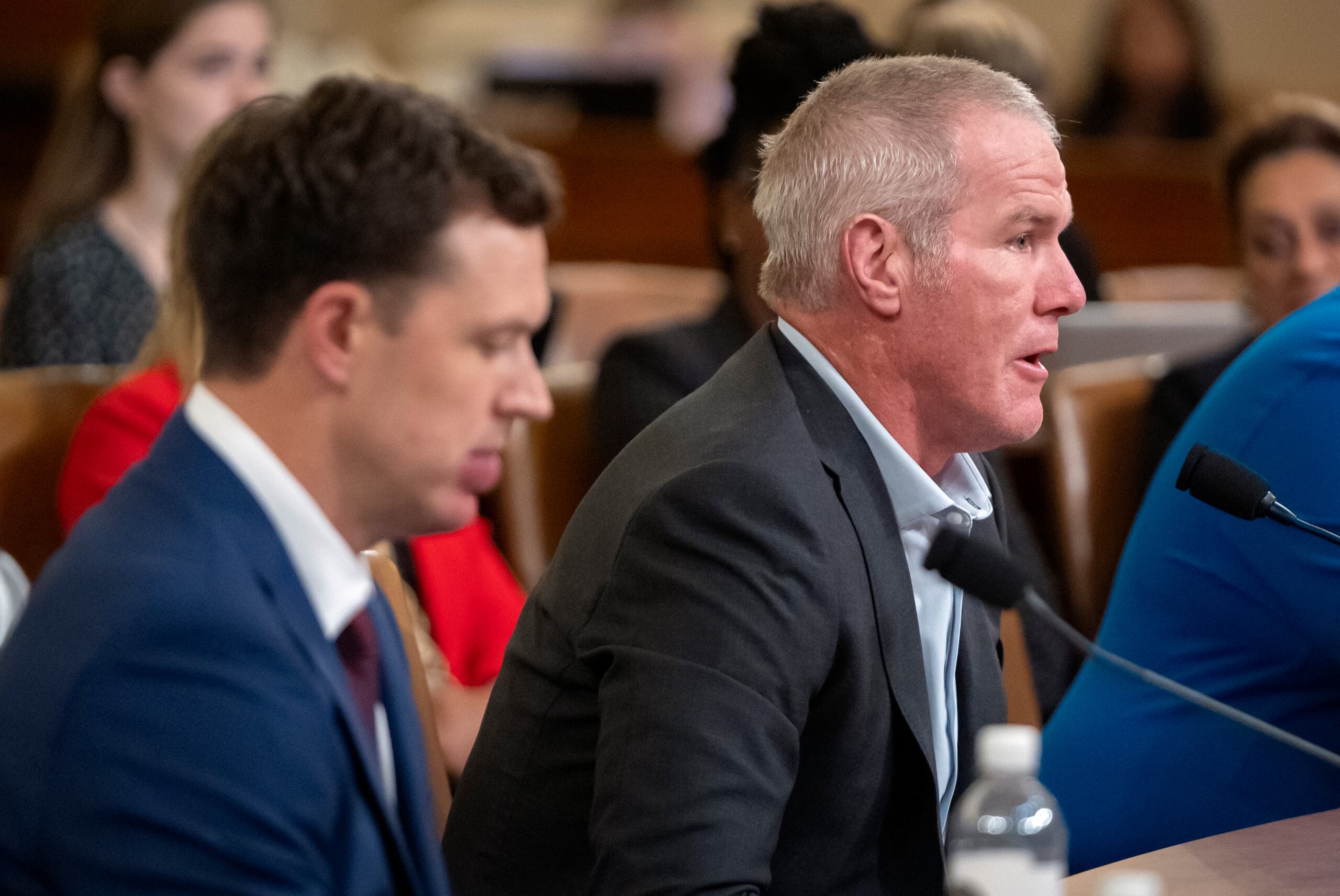 El ex quarterback de la NFL Brett Favre comparece ante un comité del Congreso de Estados Unidos, el martes 24 de septiembre de 2024, en Washington. (AP Foto/Mark Schiefelbein)