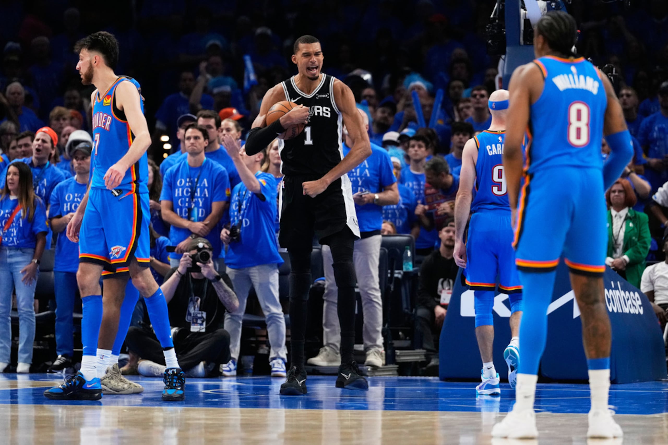 Victor Wembanyama, de los Spurs de San Antonio, celebra después de retacar el balón en el segundo tiempo extra del primer juego de las Finales de la Conferencia Oeste frente al Thunder de Oklahoma City.