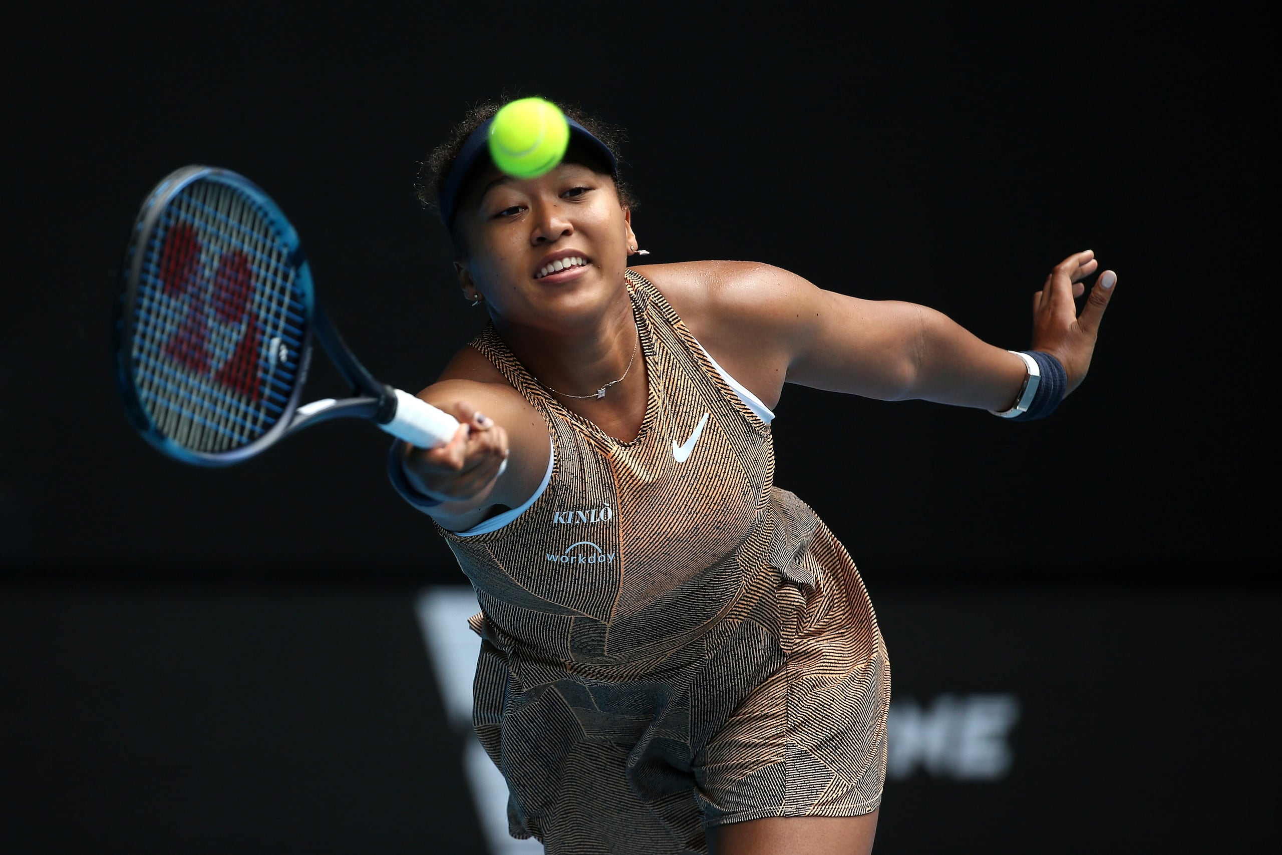 Naomi Osaka, hija de padre estadounidense de origen haitiano y madre japonesa, juega en las competiciones internacionales en representación de Japón y es conocida por reflexionar sobre la salud mental en el deporte.