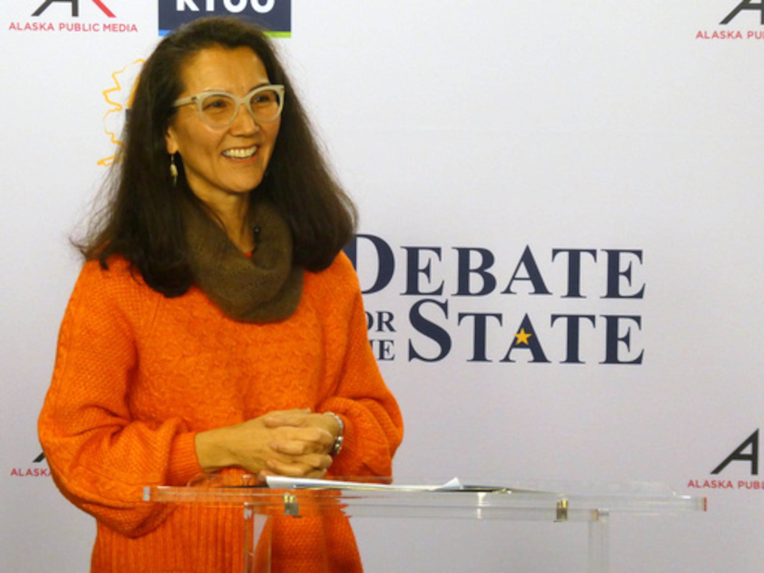 En esta fotografía tomada con un smartphone, la demócrata Mary Peltola sonríe antes de un debate con el senador republicano Dan Sullivan en la carrera por el Senado de Alaska, el jueves 15 de octubre de 2026, en Anchorage, Alaska. (Foto AP/Becky Bohrer)