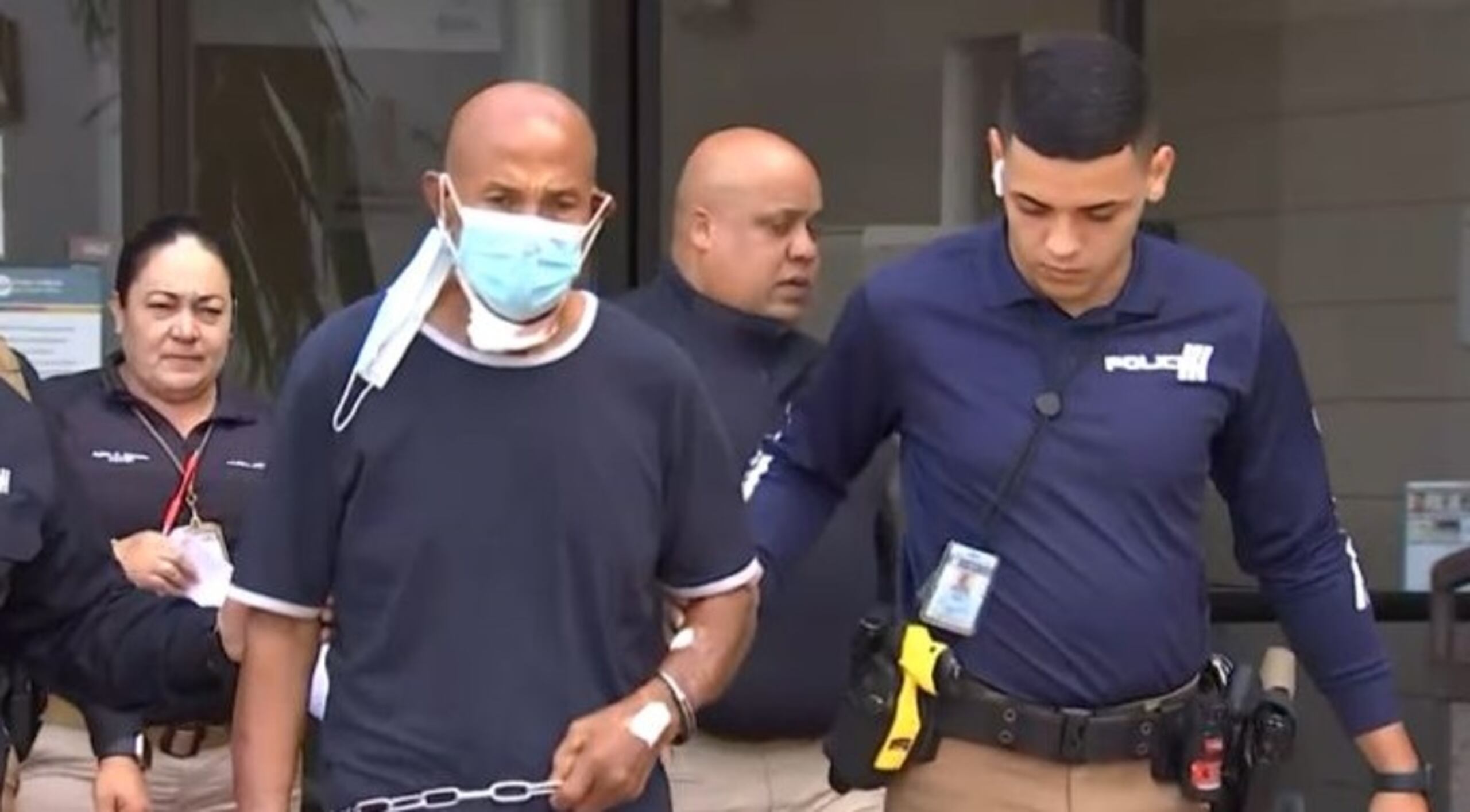 La fiscalía radicó dos cargos por asesinato, otros tres por tentativa de asesinato, así como cargos por violación a la Ley de Armas y maltrato a menores contra Mario Santiago Rodríguez.