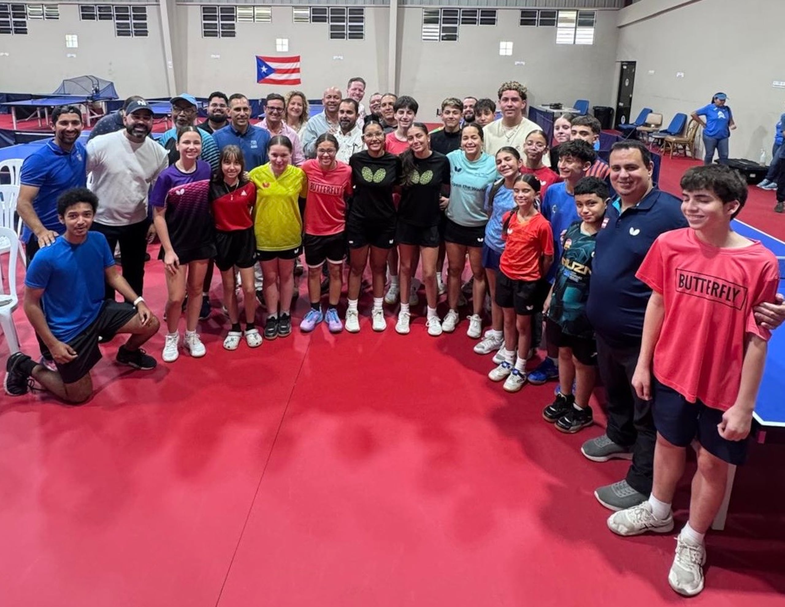 Con aire el Pabellón de Tenis de Mesa Albergue Olímpico.