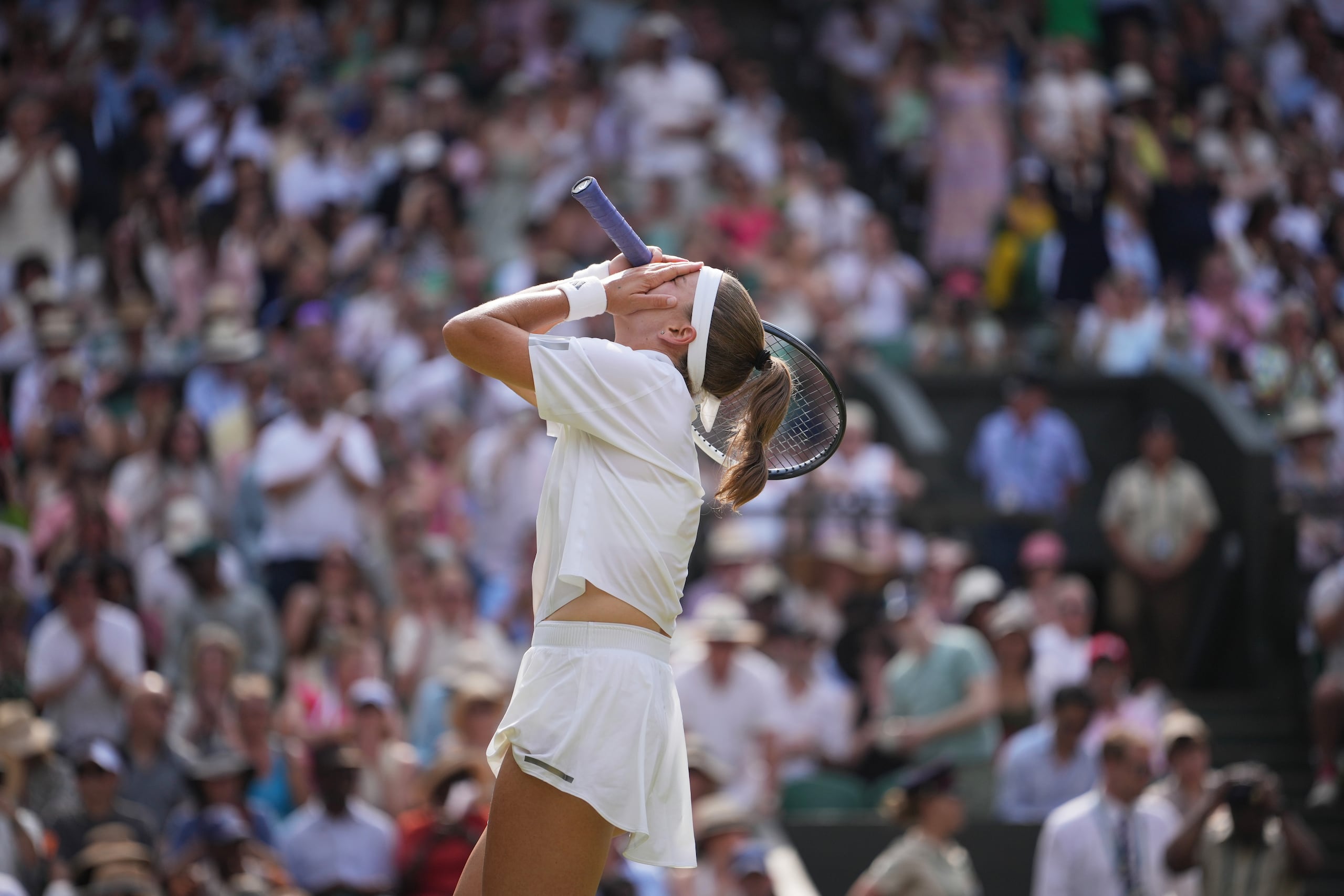La checa Karolina Muchova celebra al vencer a la estadounidense Coco Gauff.