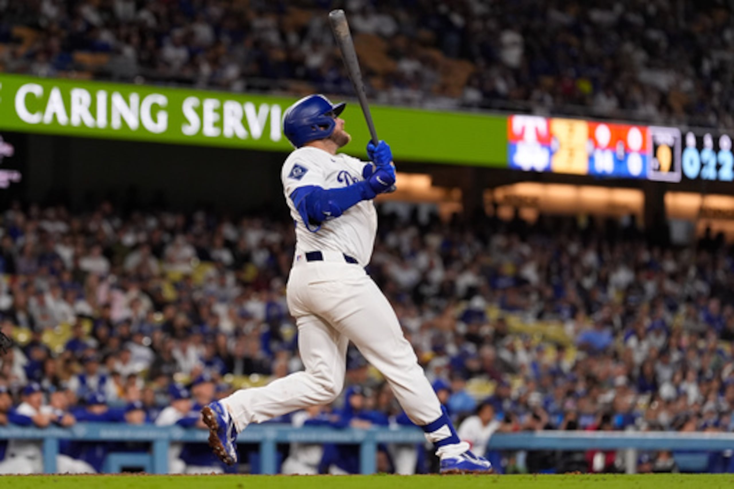 Max Muncy, de los Dodgers de Los Ángeles, batea un jonrón solitario durante la novena entrada de un partido de béisbol contra los Rangers de Texas, el viernes 10 de abril de 2026, en Los Ángeles. (AP Photo/Mark J. Terrill)