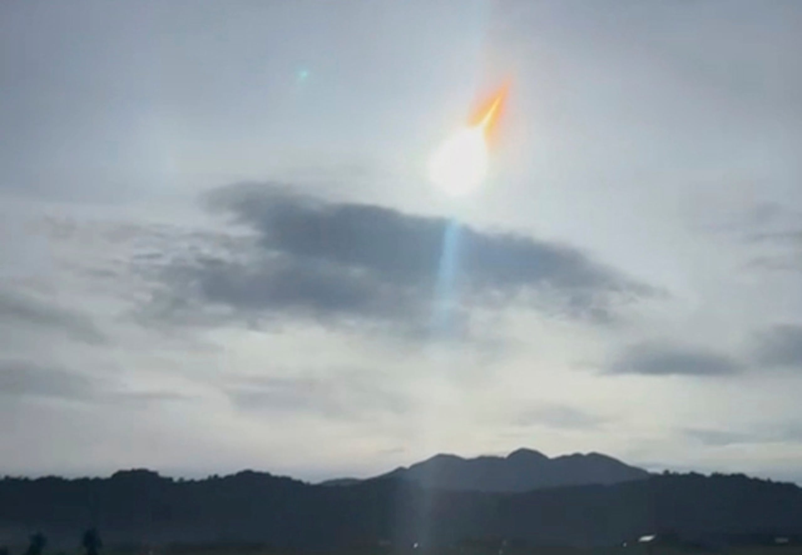 En esta foto tomada de un video, se observa la roca espacial denominada 2024 RW1 sobre el pueblo Progressive, en Gonzaga, provincia de Cagayán, Filipinas.
