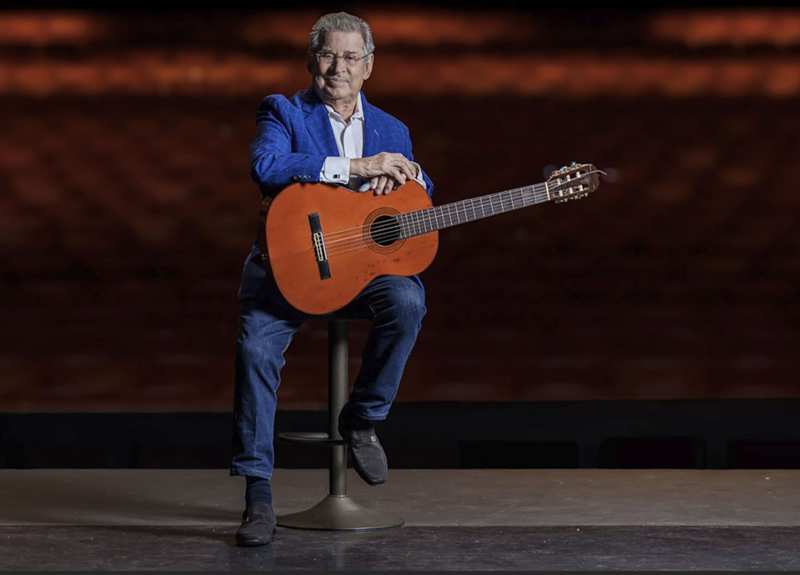 El cantante será acompañado por tres importantes tríos de guitarras del país.