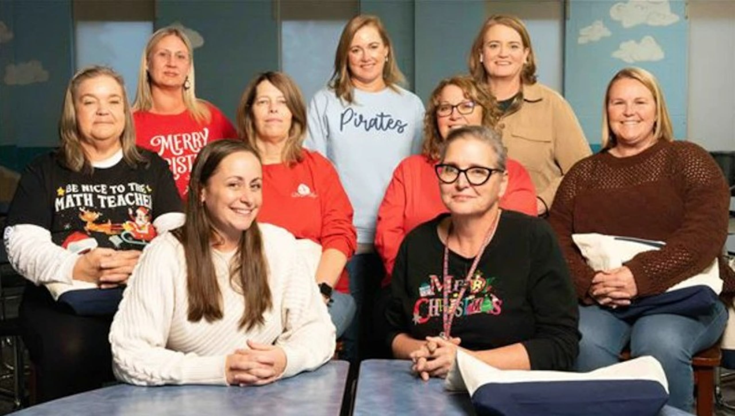 Las maestras ganadoras fueron Leah Allen, Mary Brooks, Leah Cottle y Suellen Dixon de Swansboro; Lori Jones de Maysville; y Jill Kidd, Nicole Meadows, Cynthia Paredes y Melinda Whorley de Hubert.