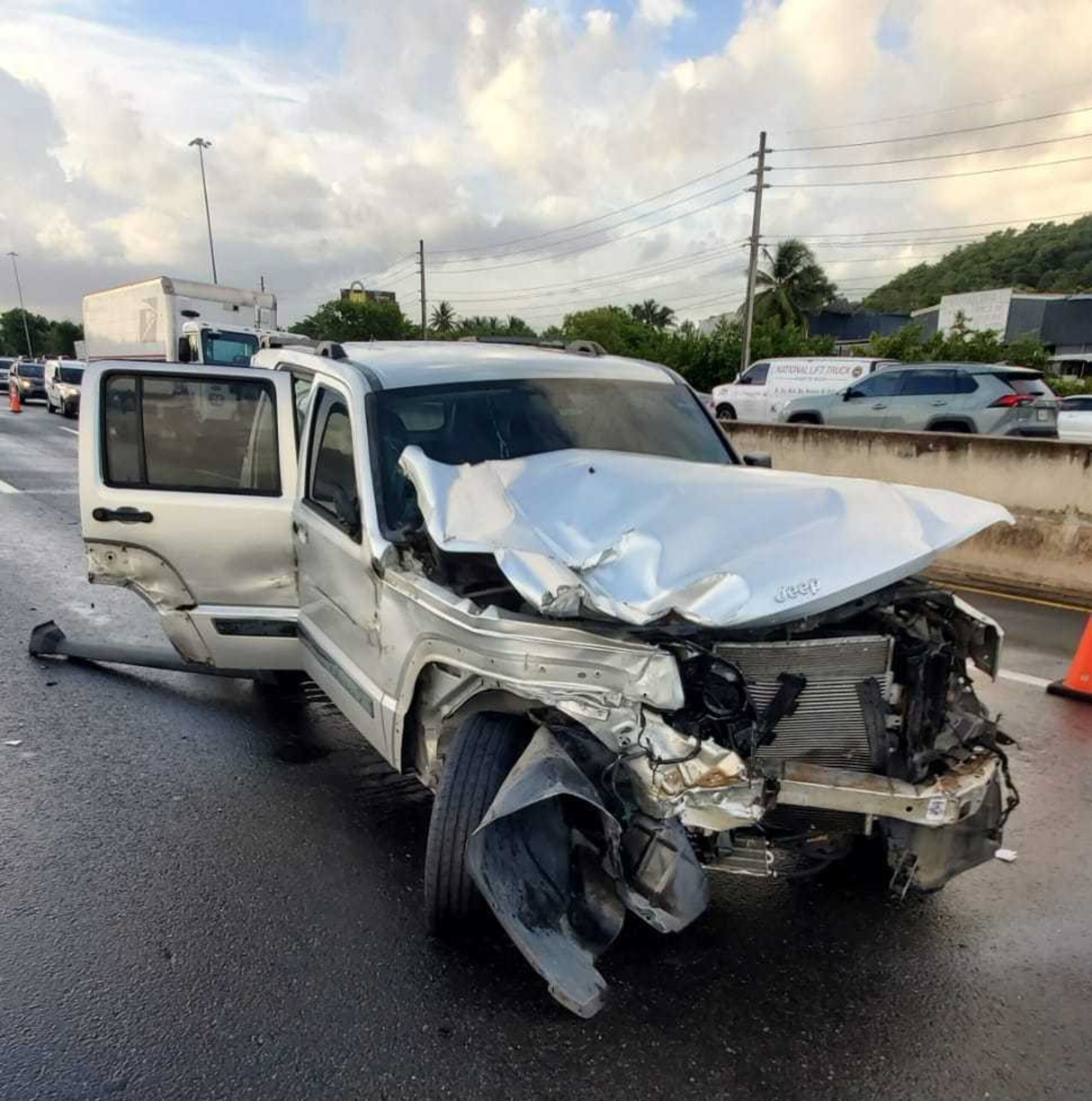 Así quedó la guagua Jeep Liberty que atropelló al gruero Abraham Joel Pazol Román en el expreso PR-22 el 5 de agosto de 2022.