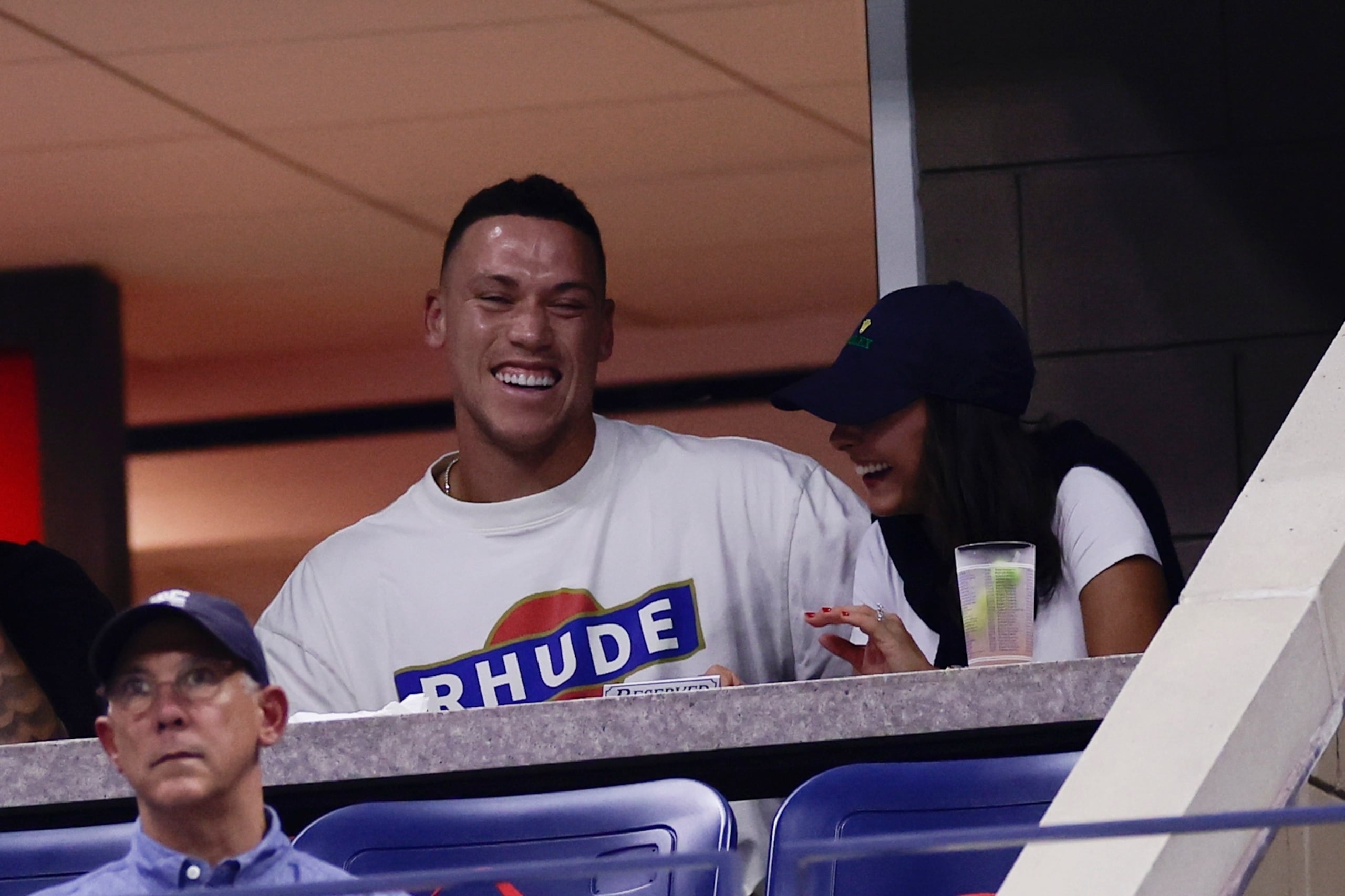 El guardabosque de los Yankees de Nueva York, Aaron Judge, disfruta de un partido del US Open.