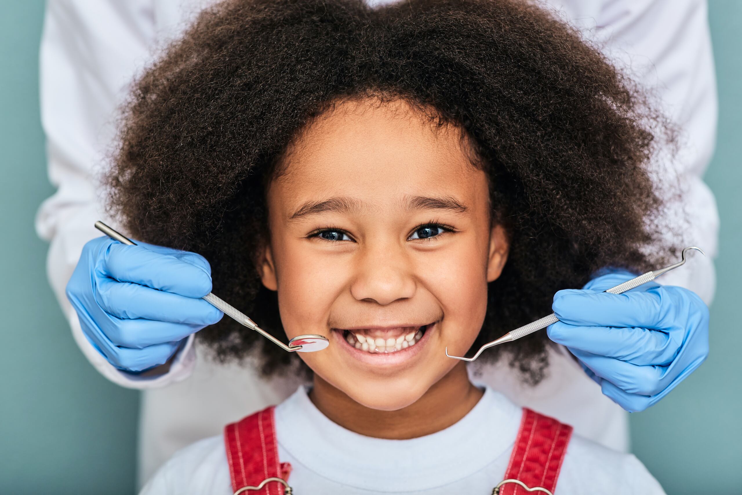 Cuidar los dientes de tu hijo o hija es importantísimo para su salud oral durante la niñez y en la adultez.