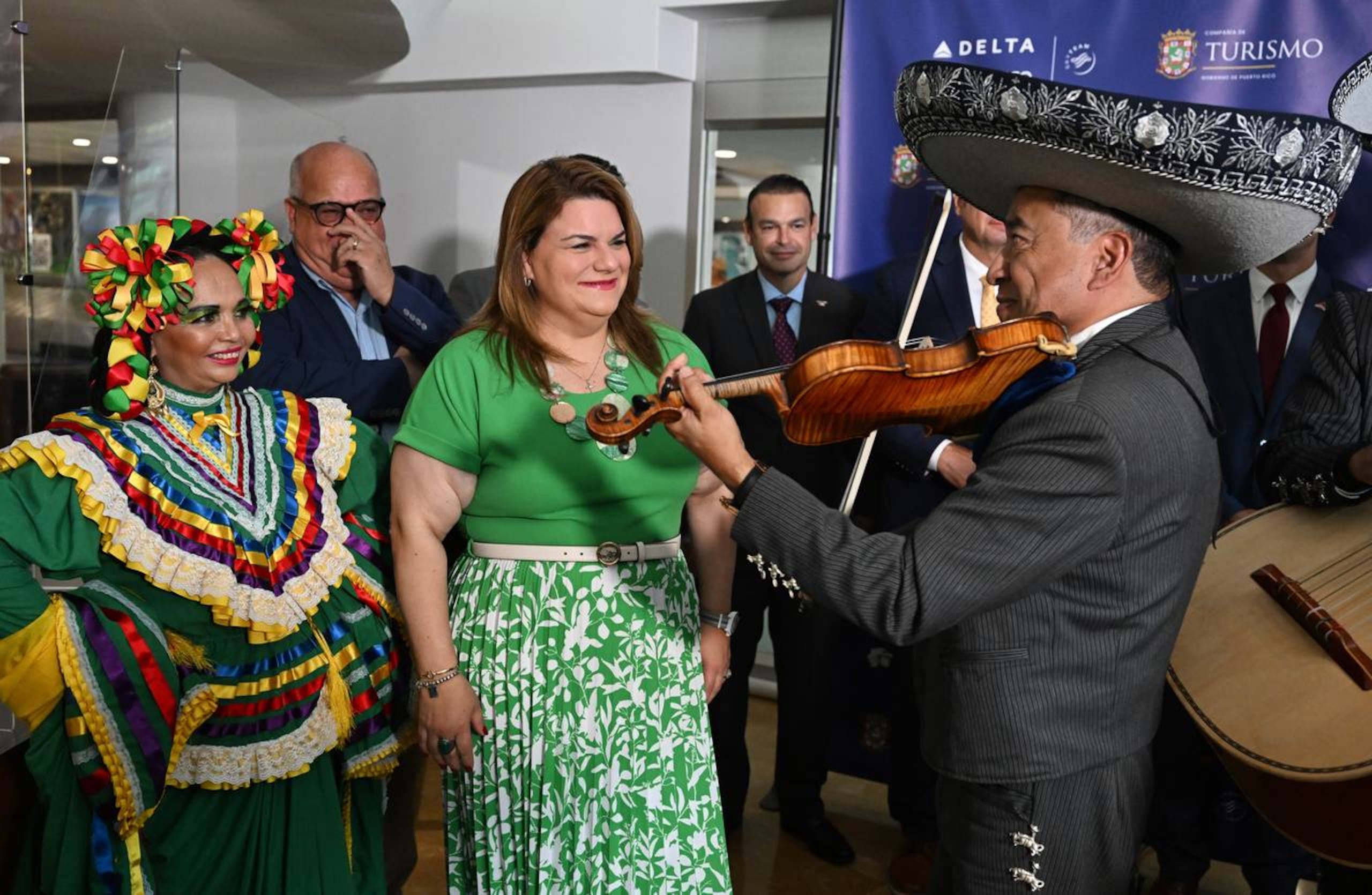 Jenniffer González participó del anuncio de la nueva ruta aérea.