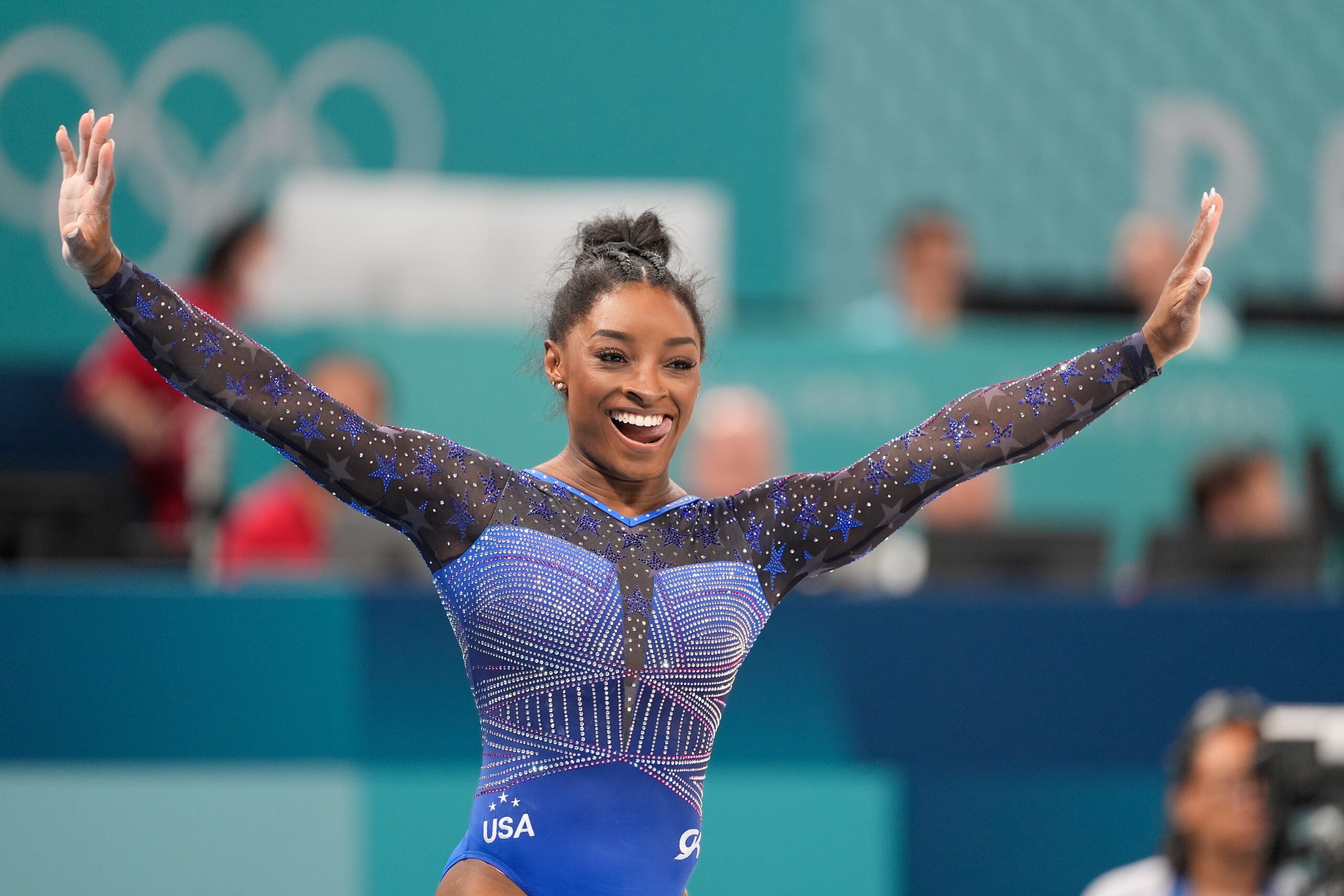 La estadounidense Simone Biles tras competir en la viga de equilibrio durante la final del all-around femenino de la gimnasia artística de los Juegos Olímpicos de París, el jueves 1 de agosto de 2024. (AP Foto//Francisco Seco)