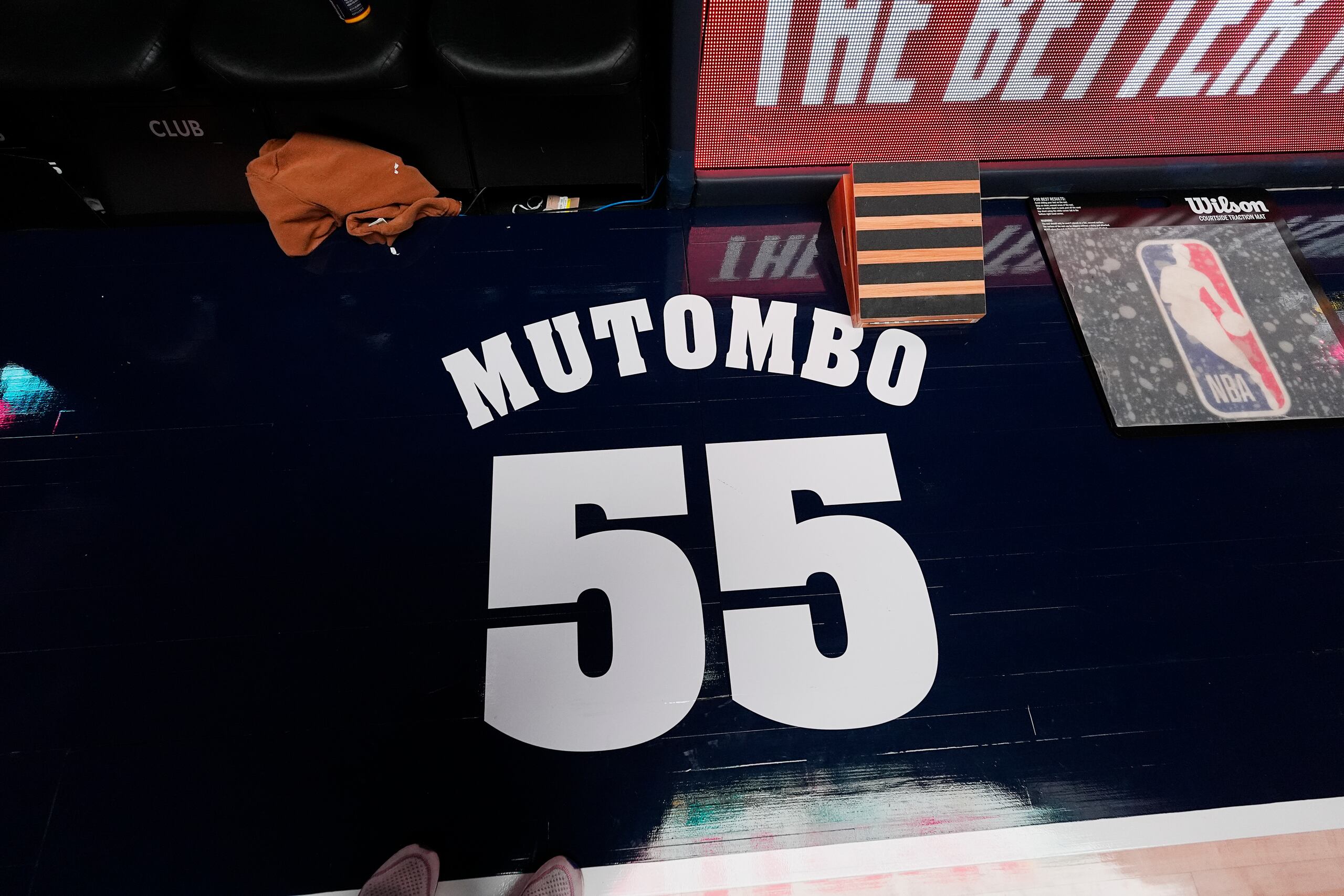 El número y apellido de Dikembe Mutombo, exbaloncelista fallecido el mes pasado, aparece pintado en la cancha de los Nuggets de Denver.