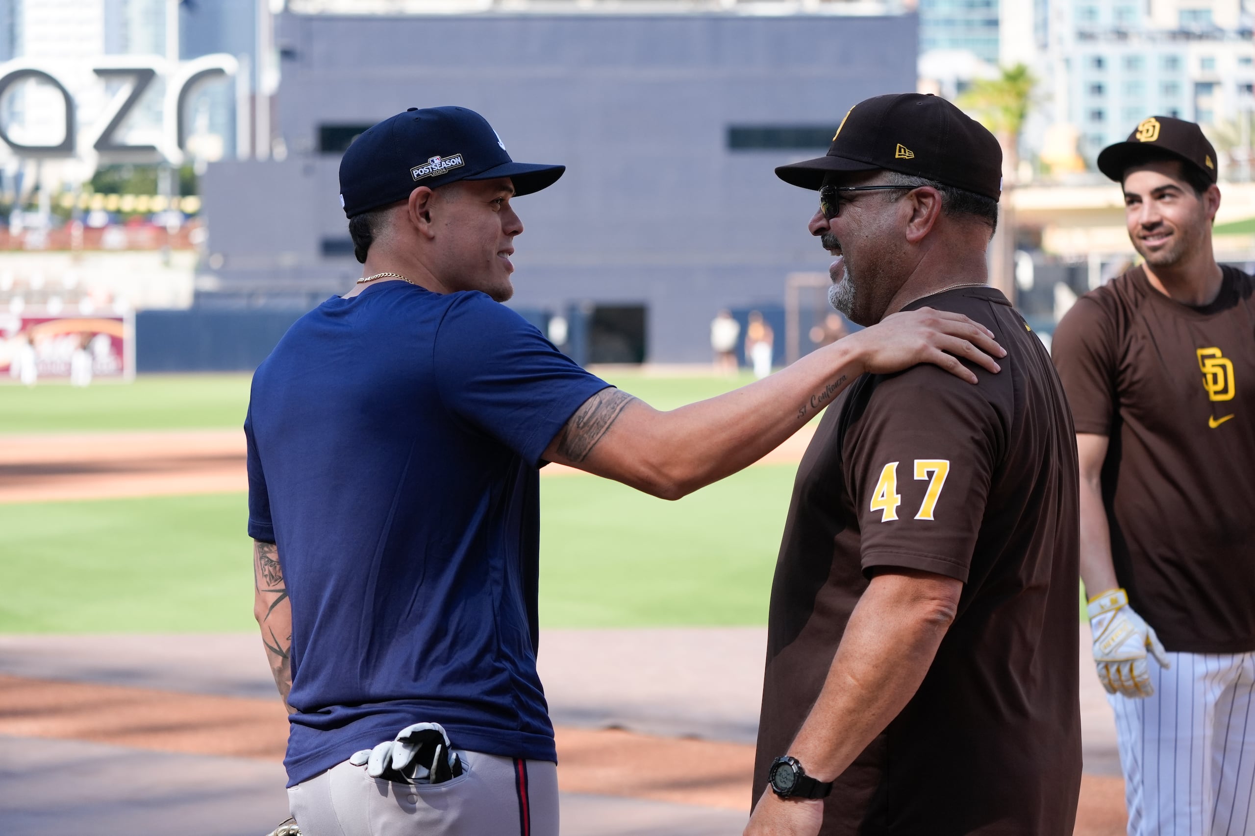 Gio Urshela, de los Braves, aparece aquí conversando con el coach de bateo de los Padres, el boricua Víctor Rodríguez, previo a un partido de la ronda de 'wild card' el pasado 1 de octubre.