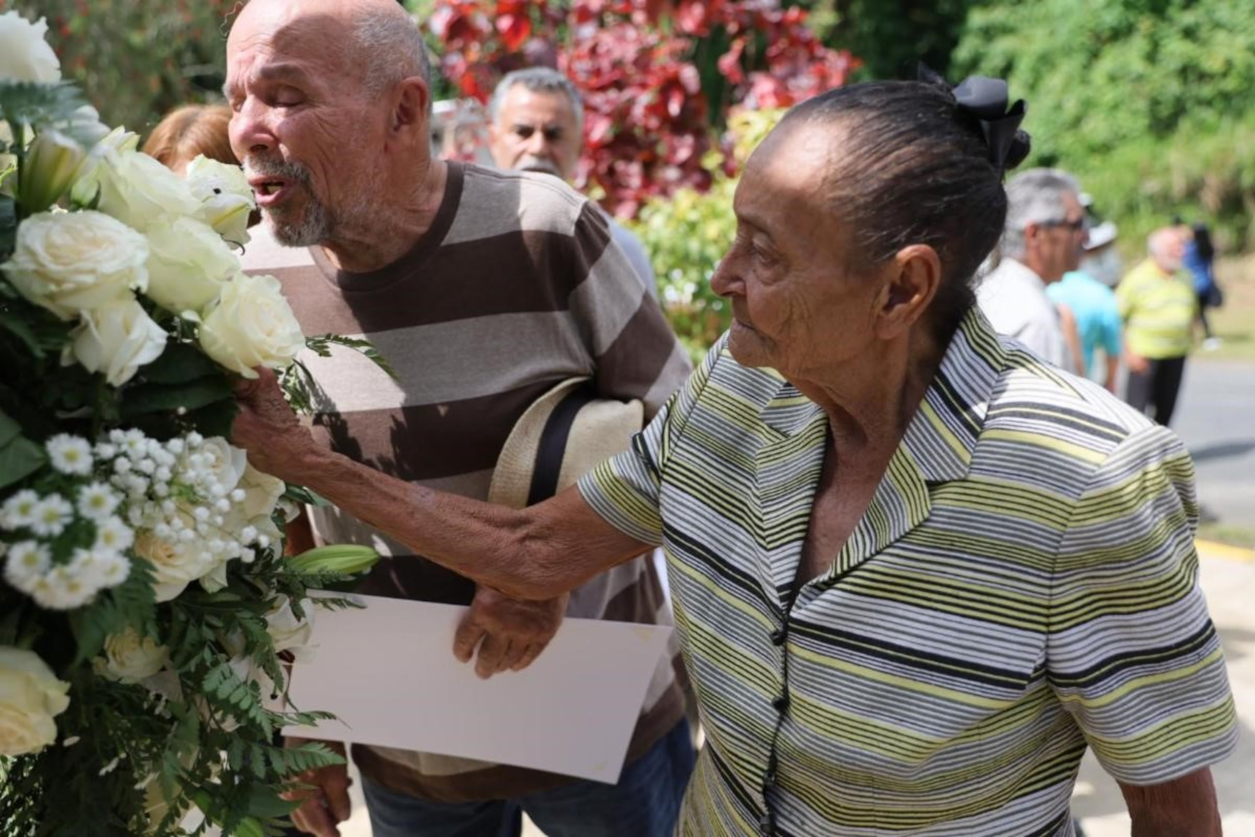 Este miércoles familiares, amigos y vecinos acudieron al monumento en Aguas Buenas que recuerda a los 11 niños que fallecieron el 15 de febrero de 1978.