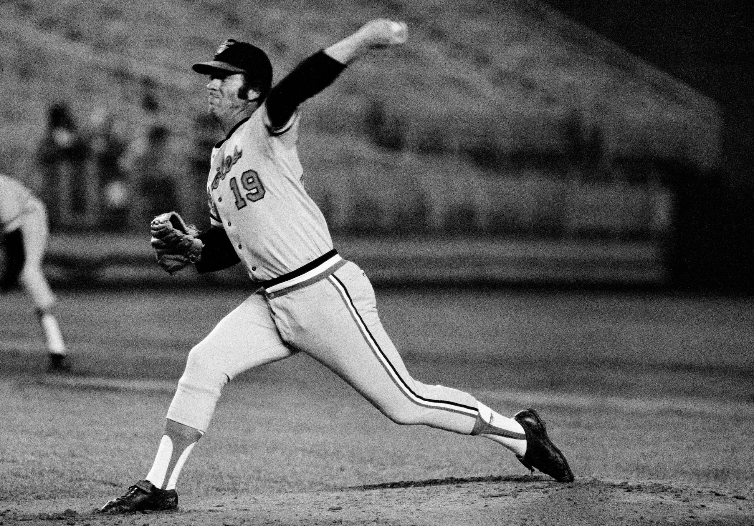 Dave McNally de los Orioles de Baltimore lanza en la primera entrada ante los Yankees de Nueva York el 24 de mayo de 1974.