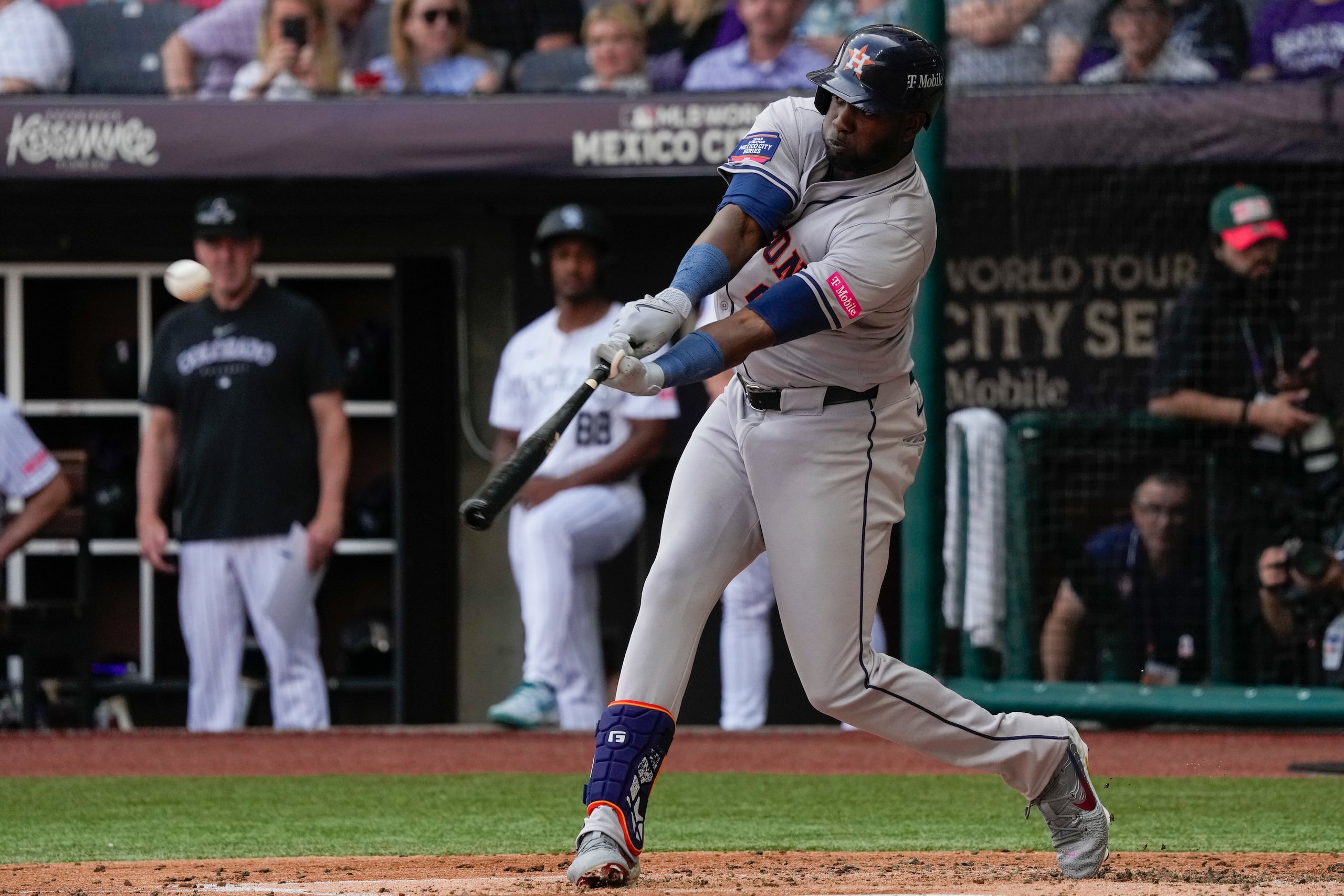 El cubano de los Astros de Houston Yordan Álvarez conecta un jonrón de dos carreras en el tercer episodio.
