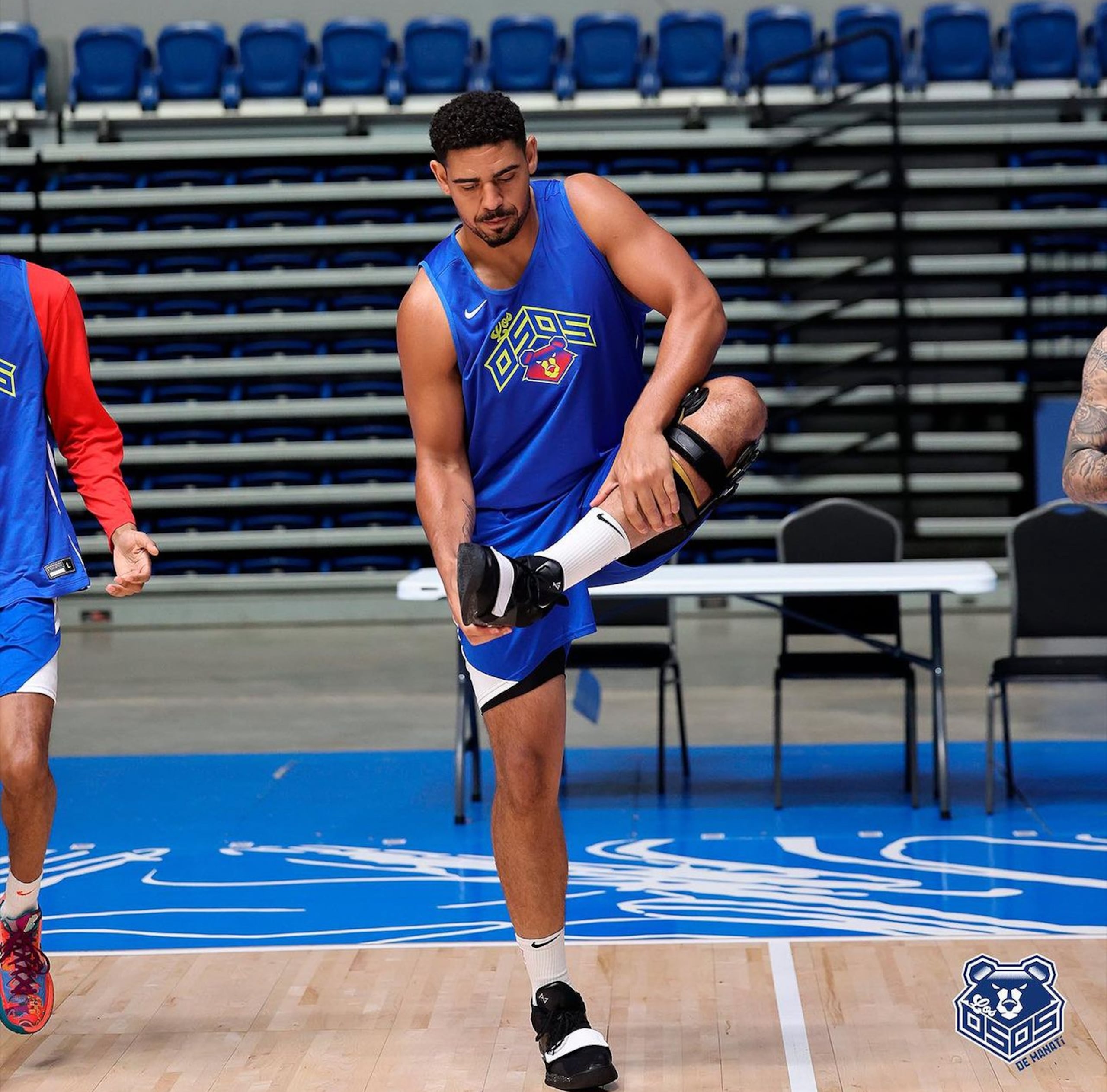 Tyler Davis durante una práctica de pretemporada con los Osos de Manatí.