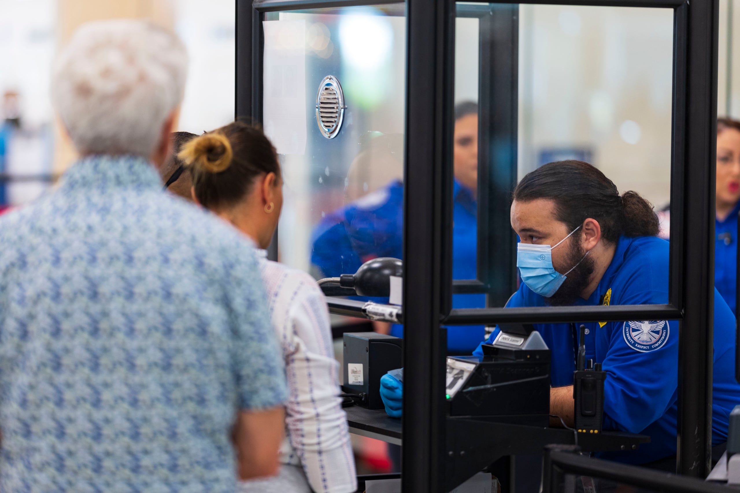 La TSA y la CBP están dando prioridad a la población general.