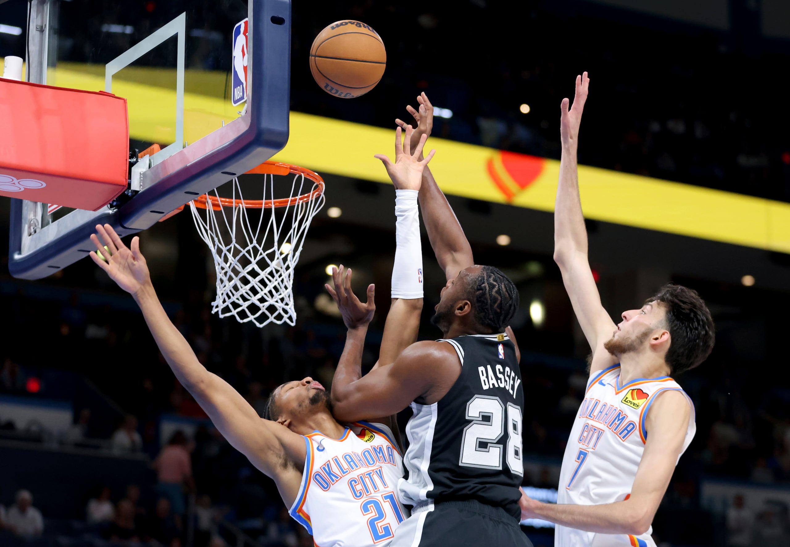 Charles Bassey (28) intenta una movida ofensiva ante los Spurs.