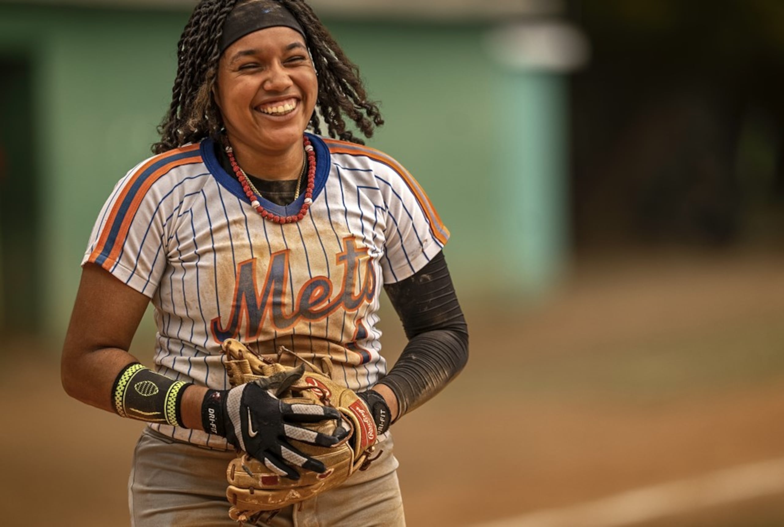 Litsy Garcia toma parte de un partido de la Liga Femenina de Béisbol de la República Dominicana en el centro Olímpico en Santo Domingo.