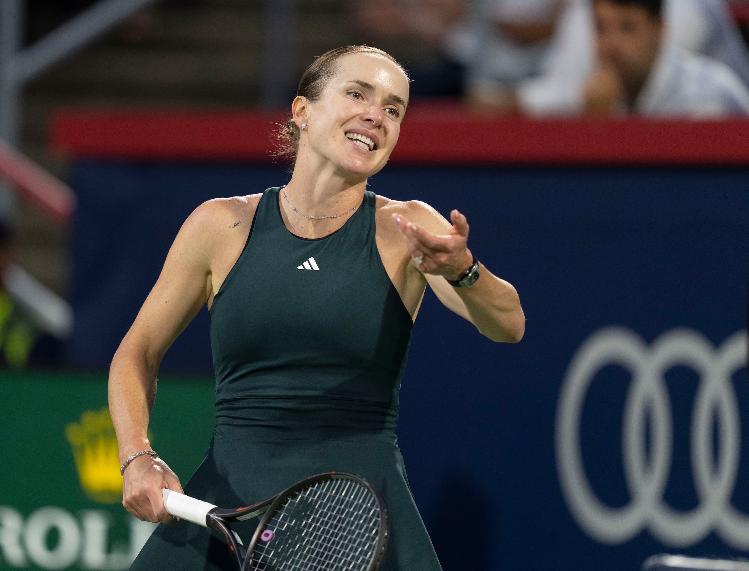 Elina Svitolina reacciona durante su duelo de cuartos de final contra Naomi Osaka en el Abierto de Canadá, el martes 5 de agosto de 2025, en Montreal.