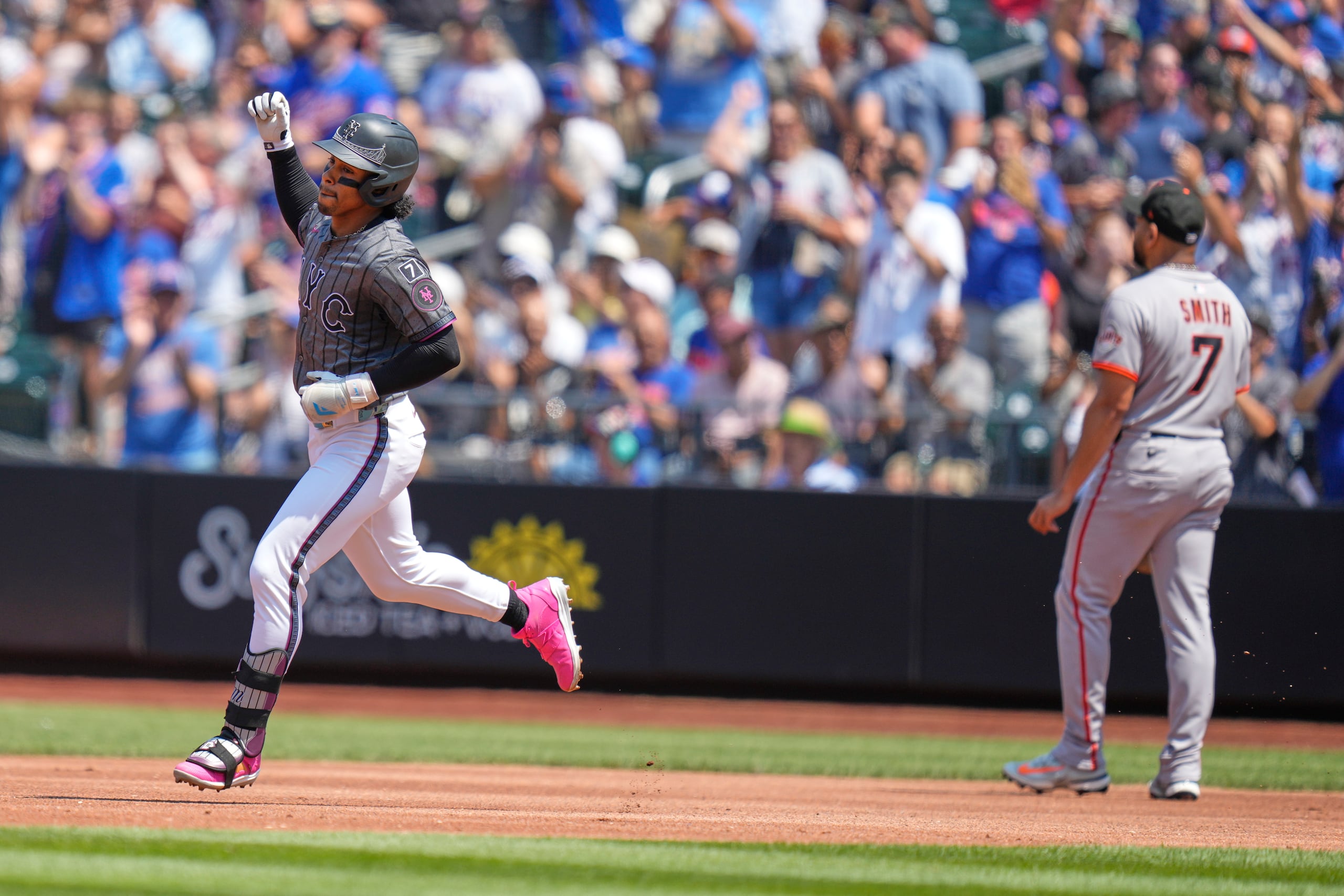 Francisco Lindor celebra luego de conectar un jonrón.