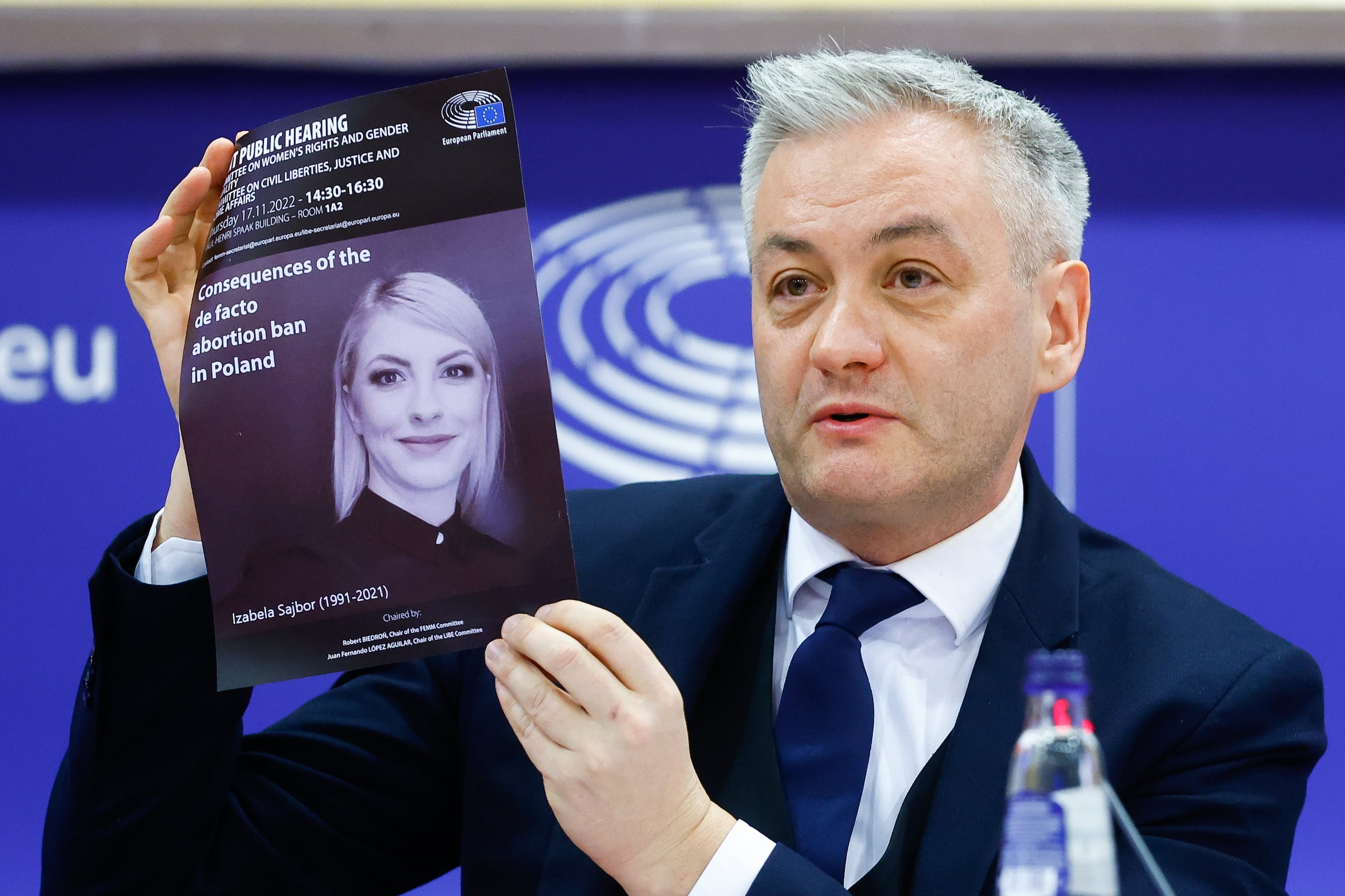 Foto de noviembre de 2022 en la que el diputado del Parlamento Europeo Robert Biedron, entonces presidente del Comité de Derechos de la Mujer e Igualdad de Género, sostenía en Bruselas un retrato de Izabela Sajbor, víctima de la prohibición del aborto en Polonia. EFE/EPA/STEPHANIE LECOCQ