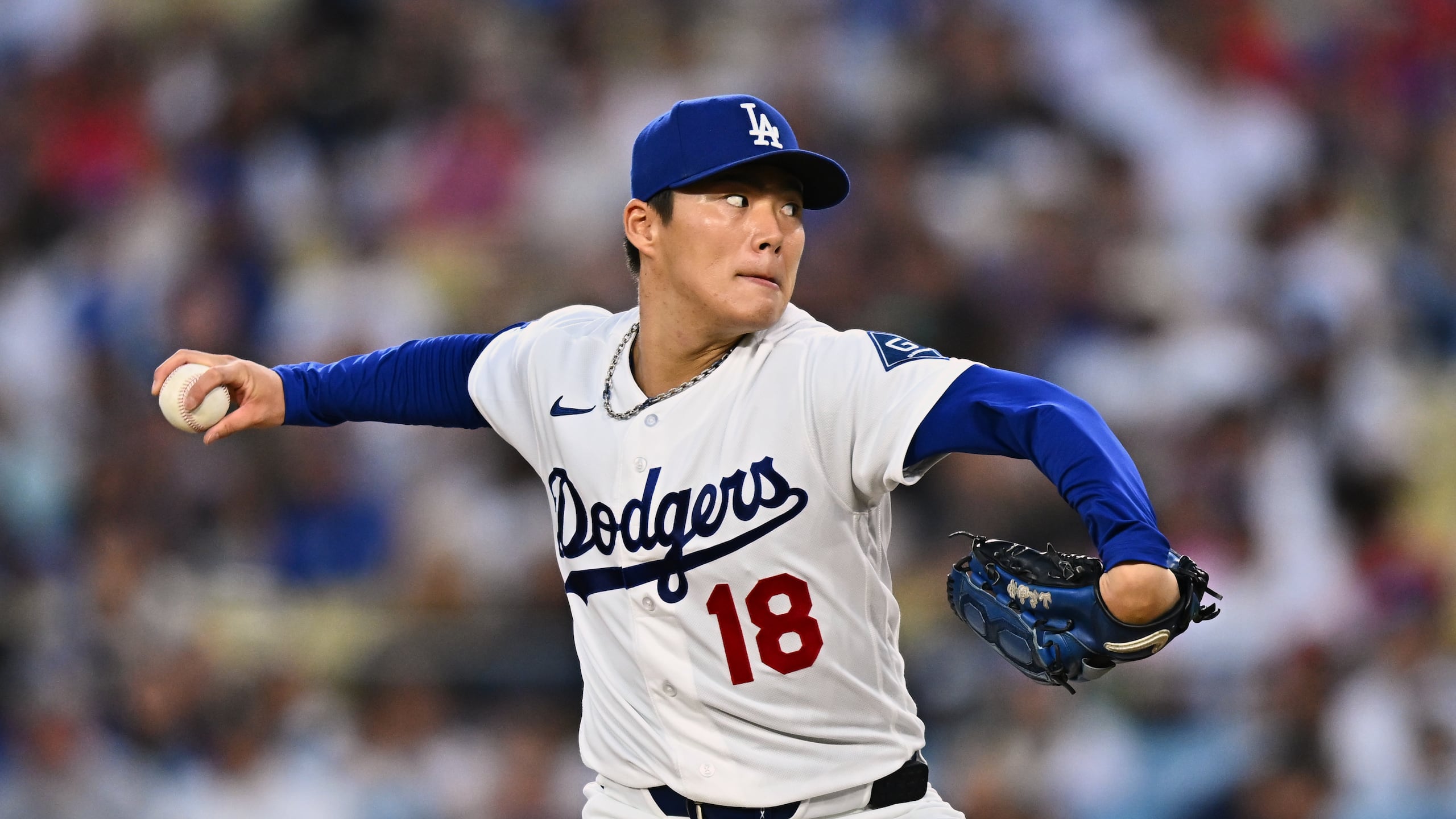 Yoshinobu Yamamoto, abridor de los Dodgers de Los Ángeles, lanza ante los Cardinals de San Luis.