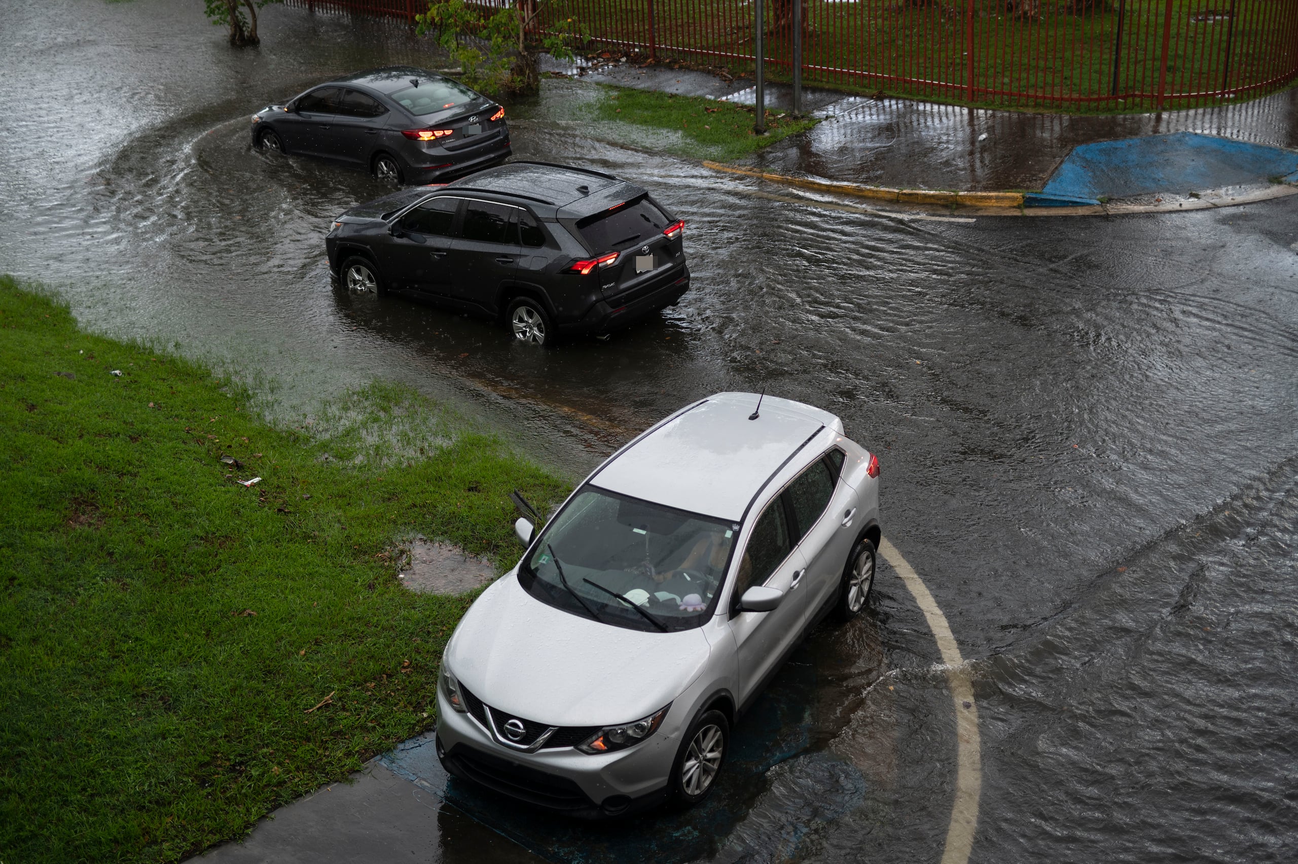 Las autoridades exhortan a no cruzar carreteras inundadas.