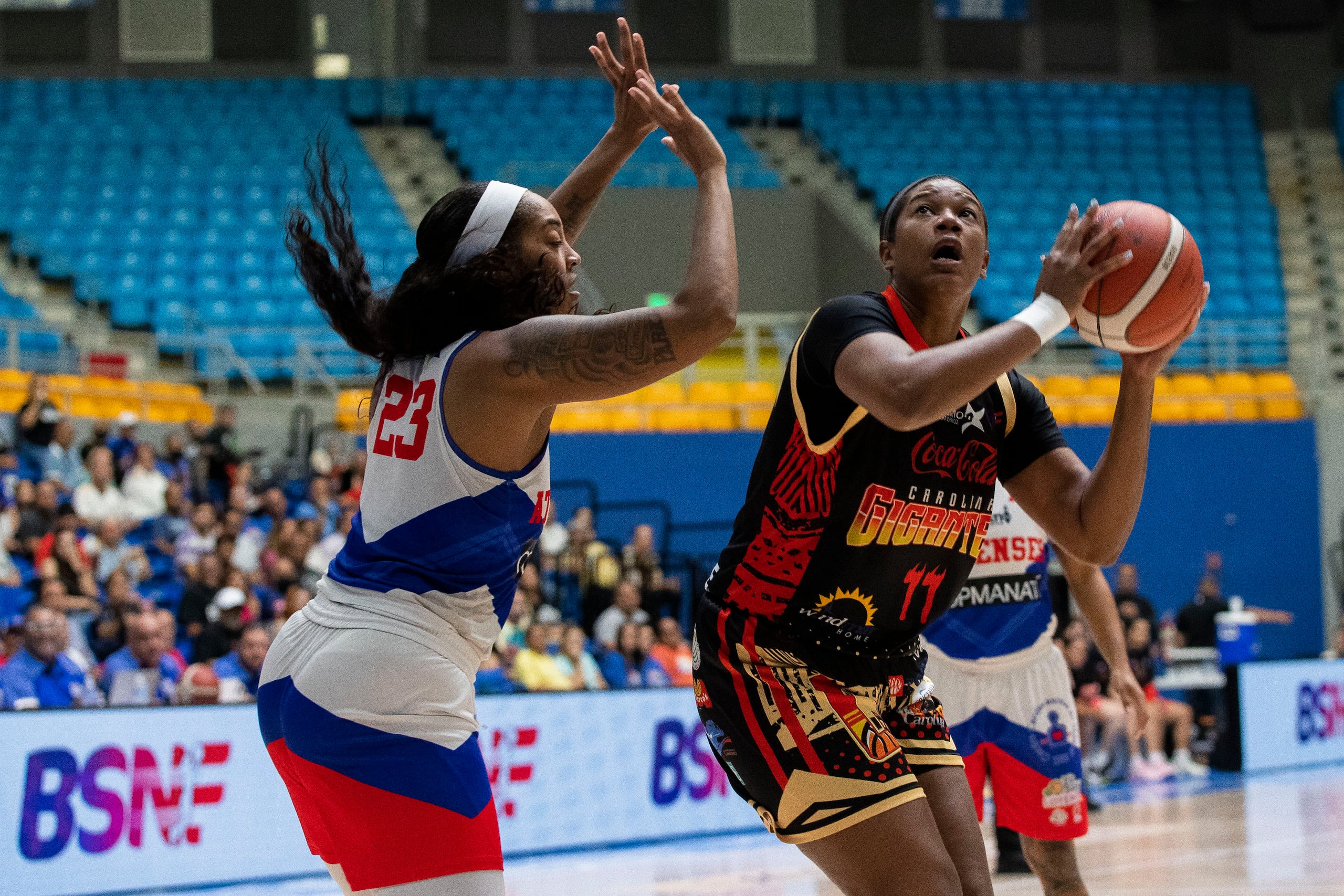 Teana Muldrow, de las Gigantes de Carolina, intenta un canasto frente a la defensa de Shae Kelly, de las Atenienses de Manatí.