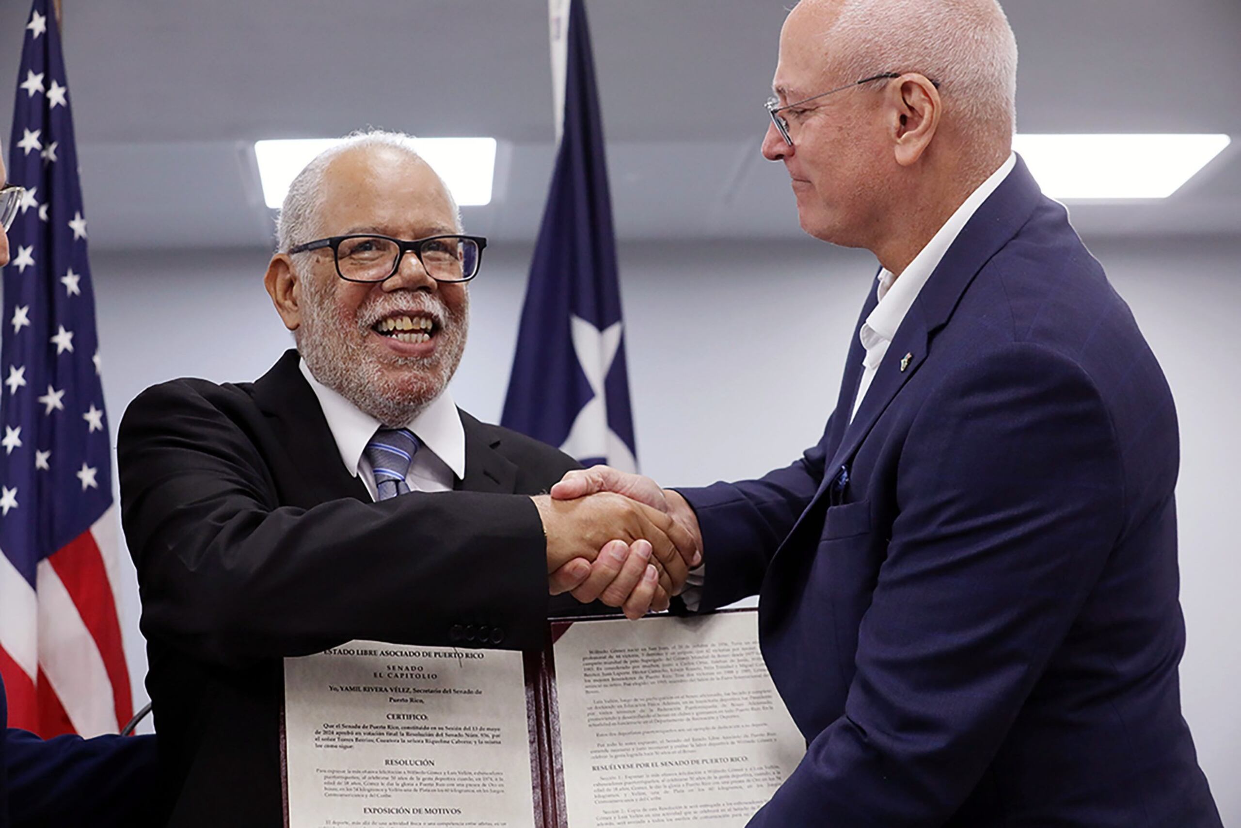 José Luis Vellón recibe de manos de Rey Quiñones, secretario del DRD, la moción de felicitación por su gesta del 1974.