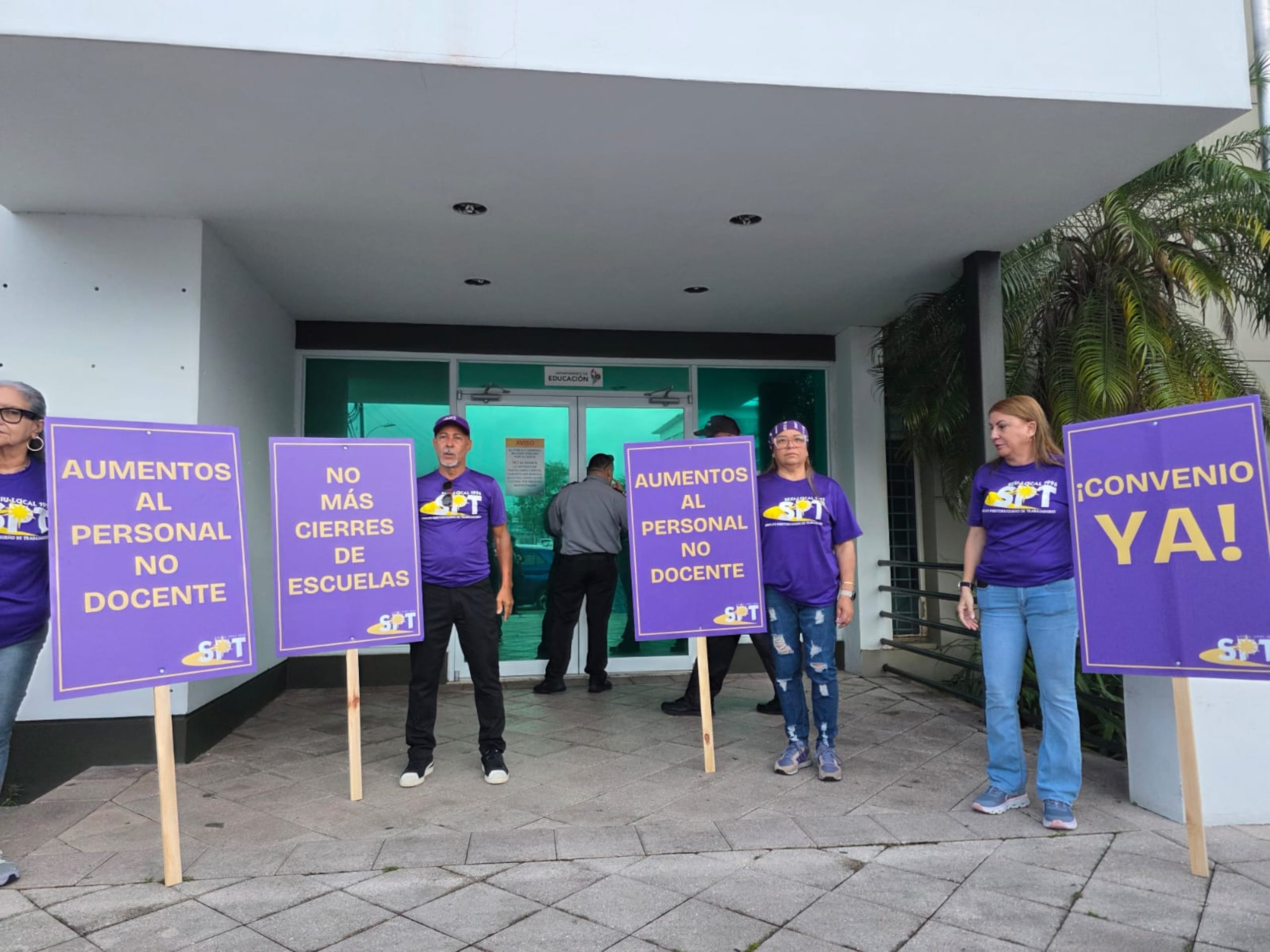 Manifestación de los miembros del Sindicato Puertorriqueño de Trabajadores y Trabajadoras en el Departamento de Educación este miércoles, 30 de abril.