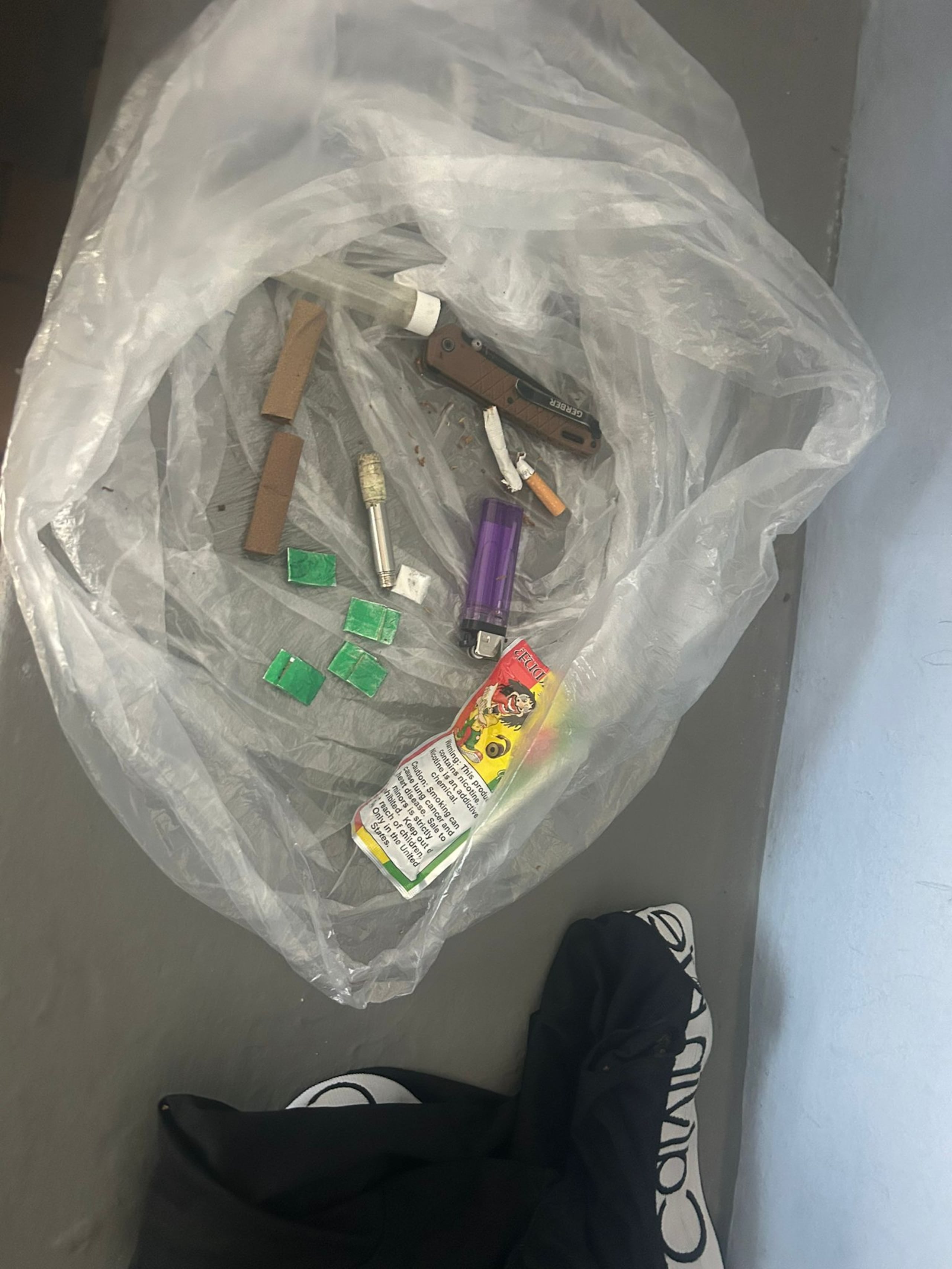 A Edwin Ramos Ocasio, durante un registro para su ingreso en la cárcel se le ocupó en su ropa interior sustancias controladas y una navaja.